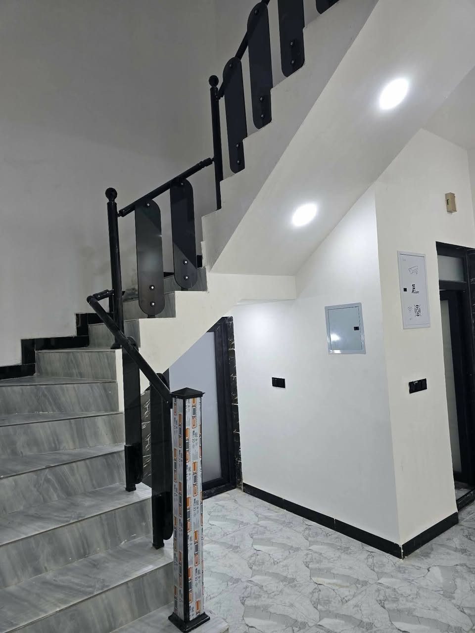 🏡2 بيوت للبيع_بناء حديث غير مسكون كونكريت مسلح
الديوانية / مجمع حيدر ابن حجي هندي بلوك 13 حولي الجامعة . 
🔸طابو زراعي سند 25  . 
المساحة 200م² – طابق واحد
🔹 2 غرفه نوم + استقبال + صالة
🔹 3 صحيات
🔹 مطبخ 
📞 للاستفسار: [***********
