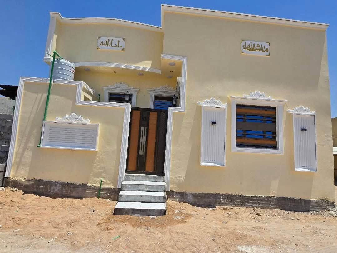 يتوفر الدينا بيت للبيع في ابي الخصيب طريق سيد حامد قريب من مدينه اندلس وقريب شارع الرئيسي السايدين الجو مال ابي الخصيب البيت على شارع الرئيسي تبليط طابو زراعي عراقي سند 25وكله ونسخه من طابو مباشر تكاتب معا ابو طابو عراقي موجود مساحة البيت 100م يحتوي على 2غرف منام وصاله ديوان و مطبخ بيت بناء جديد شغل دراجة أولى جميع الخدمات منطقة متكاملة السعر البيت 60مليون أو وقابل للتفاوض مكان كلش حلوة اومرتب وجاهز للسكن إلا ستفسار رقم الهاتف ***********
