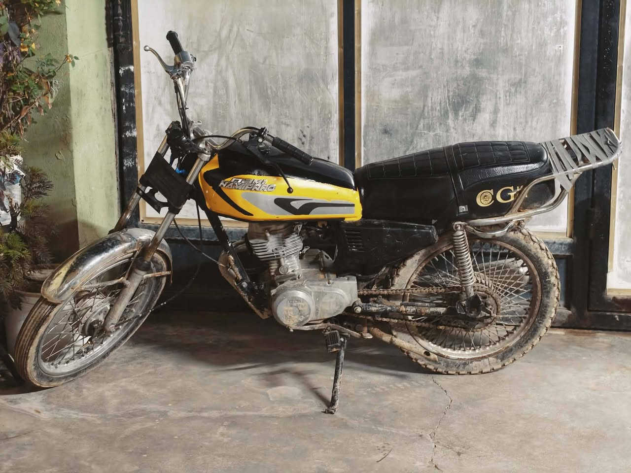 (سلام عليكم)
(نامي)
(موديل ١٧)
(وه شه رت خول)
(ماتوره كه ئيش اكاو بي عه يبه)
(شوين سمود)
(سعر بده عه قلم گردي او ده مي)
(ره قم ***********)
