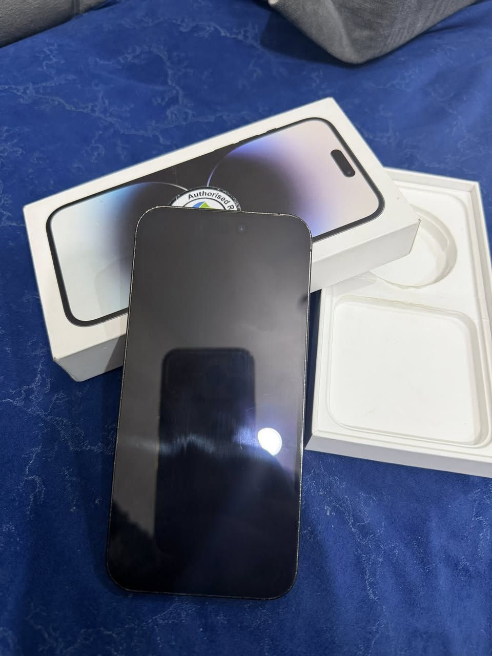 السلام عليكم،ايفون 14 pro Max ￼للبيع، التلفون ماستر اخذته من ￼ bubble￼￼ store اول ما نزل كارتون وكلشي وكاله مال ابل،￼ شرق اوسط بطاريه 83، 256 گيگا بايت بس الحواف مشخطه قليل بسبب الكفر بي حواف السعر 850الف🔥***********
