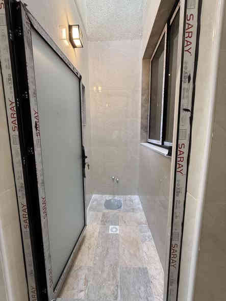 دار  للبيع
 
جاهز للسكن / زيرو 🔑بناء درجة أولى

أضلاع مستقلة
 
ارتفاع السقف الأولى 3.30م
 
ارتفاع الطابق الثاني 3 م

📍العنوان 

الشعب / حي العقاري الأولى / شارع مدرسه المروج الخضراء  

المساحة 93 م

الواجهة.     3.75

النزال.           25

الأبواب الداخليه  تركي / محجر درج ألمنيوم / الشبابيك ألمنيوم تركي لون اسود / الأرضية مرمر / باب قاصه / المطبخ والحمامات ألواح بورسلين جدران/ 

يحتوي البيت على تشجير خلفي مساحة 70 م حديقة  

للاستفسار 
مكتب بغداد لوساطة العقارية

اتصال او واتساب 
***********
***********
