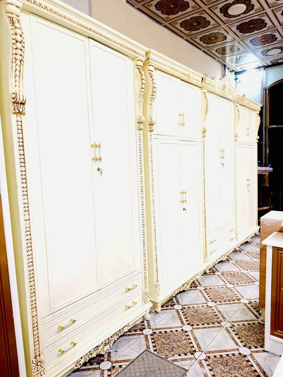 موديل طوق الياسمين

اللون ابيض وتطعيم ذهبي 

البيع بلنقد وبلتقسيط 

النقد مليونين و850 

غرفة 6 ابواب طابقين ملحق 

نجارة عراقية ١٠٠٪؜ من إنتاج معملنه

تتكون من ١٠ قطع 

الداخل صاج طبيعي 4ملم 

الوجه MDF خمسة ملم 

القاعدة بلوك صاج 

الظهر چرچوبة شد براغي 

كل الغرفة لوكنز مرتفعة عن الأرض(يعني بيها رجلين)

شازلون وطابورية اضافيات 

السرير رگم لوح خشب چام 6 ارجل ثقيل 

ارتفاع الكنتور 251سم 

عرض الكنتور 335سم

عرض زاوية الملابس 103سم

يعني الكنتور وزاوية الملابس ضلع كامل 438سم

معمل ومعرض الجشعمي  للأثاث العراقي

غرف نوم - أطقم قنفات - مفروشات - أخشاب تصنيع الأثاث 

العنوان الرمادي التأميم قادسية الاولى شارع المشاتل قرب ركن المدينه

التوصيل والشد بكروه الى جميع محافظات العراق 

خدمة استبدال الغرفة العراقية القديمة بغرف جديدة مع الاتفاق على الفرق 

خدمات ما بعد البيع لمدة سنة
***********
#العراق #اثاث #فخامة الرمادي, الأنبار
