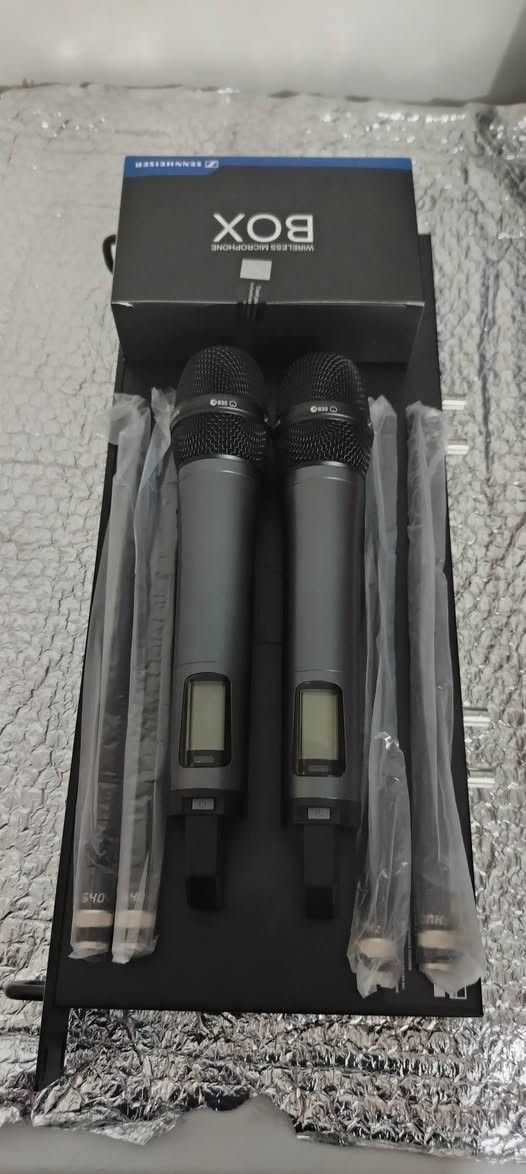 السلام عليكم ورحمة الله وبركاتة خدام الحسين توفرن مايكات لاسلكي باله جديد بكارتونته وجيسه مامستعملات من شركة Sennheiser دبل مايك  الجيل 3 أمريكي مصنع لولاية كنده مع مايكات لاسلكي من شركة PHENYX PRO امتياز الماني اصلي دبل مايك اي استفسار هذه رقمي *********** اخوكم وخادمكم ملا عصام الكربلائي
