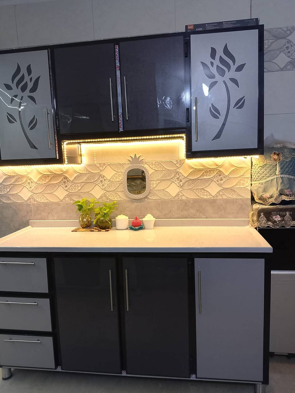 السلام عليكم عندي مطبخ فول مواصفات كامل ،،كاونتر المنيوم كلة مقطع تركي والابواب 3 طوابق كلة مغلفةبليت من داخل مع طباخ ايطالي وفرن ايطالي من ماركة دي ال سي صار علية مليونين ونص اريد مليون و750 الف هسة سويتة والله بس راح انتقل ومطبخي ميرهم هناك ،،،فول مواصفات ثقيل ومرمر اصلي مو صناعي


**إذا كنت صاحب هذا الإعلان وتريد حذفه لأي سبب، رجاءا أرسل رسالة إلى الدعم الفني**