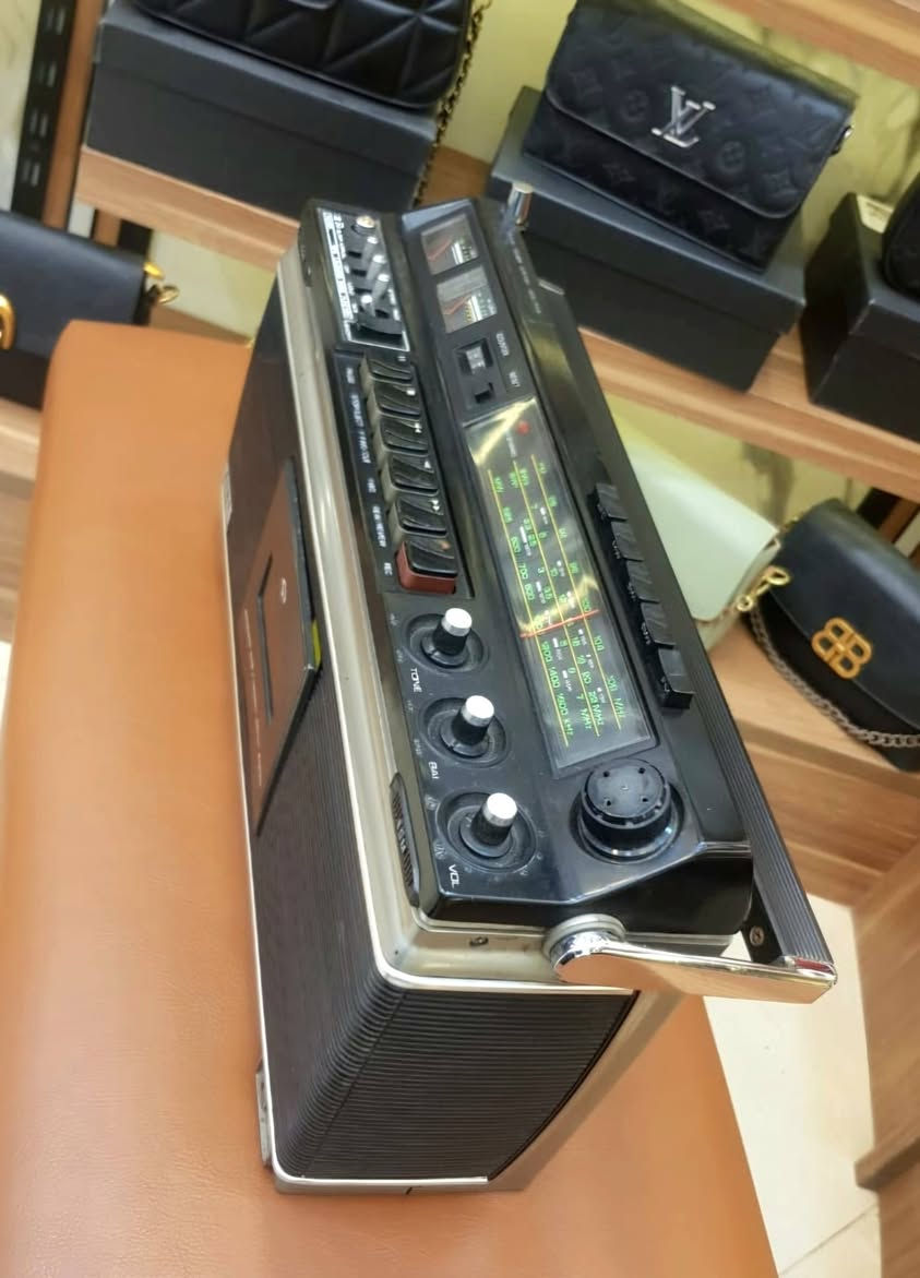 📼 تحفة يابانية أصلية من السبعينيات... AIWA TPR-930 
لو بتدور على جهاز كلاسيكي أصلي بقيمة حقيقية، فـ AIWA TPR-930 يعتبر من الأجهزة النادرة اللي لسه محتفظة
 بمكانتها بين هواة اقتناء أجهزة الزمن الجميل.

الجهاز تصميمه الأنيق وجودة تصنيعه اليابانية بيخلوه قطعة مميزة سواء للاستخدام أو للعرض والاقتناء.

📌 المواصفات:
● الموديل: AIWA TPR-930
● 🇯🇵 صناعة يابانية أصلية (Vintage Japan)
● راديو 4 Bands: FM / MW / SW1 / SW2
● كاسيت استيريو للتشغيل والتسجيل
● 4 سماعات لصوت استيريو غني وواضح
● عداد للشريط (Tape Counter)
● خاصية Memory Replay System
● خاصية Auto Stop
● ميكروفون داخلي للتسجيل المباشر
● مؤشرا VU Meter لمستوى التسجيل والصوت
● يعمل بالكهرباء أو 6 بطاريات كبيرة D-Size

جهاز نادر ومميز لعشاق أجهزة الكاسيت الكلاسيكية، ويعتبر قطعة اقتناء حقيقية تزداد قيمتها مع الوقت، كما يضيف لمسة راقية لأي منزل أو مكتب أو كافيه بطابع فينتج.
AIWA TPR-930... مش مجرد جهاز كاسيت، ده قطعة من تاريخ الصوت الياباني الأصيل من القطع الي بقي صعب الحصول عليها بالحاله دي

📞 للاستفسار أو معرفة السعر:
واتساب أو اتصال  :  01220822001


**إذا كنت صاحب هذا الإعلان وتريد حذفه لأي سبب، رجاءا أرسل رسالة إلى الدعم الفني**
