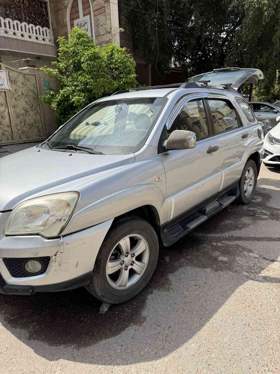 السلام عليكم 
كيا سبورتج للبيع موديل 2009 خليجي ماشيه 147الف كيلو
نضيفه تخم تاير جديد كشنات جلد بلادي تدفئه بيها 
بيها صبغ بسيط وبارد موضح بالصور
سعرها 120 ومجالها جدآ بسيط
مكانها /بغداد كرادة
للاتصال /***********
