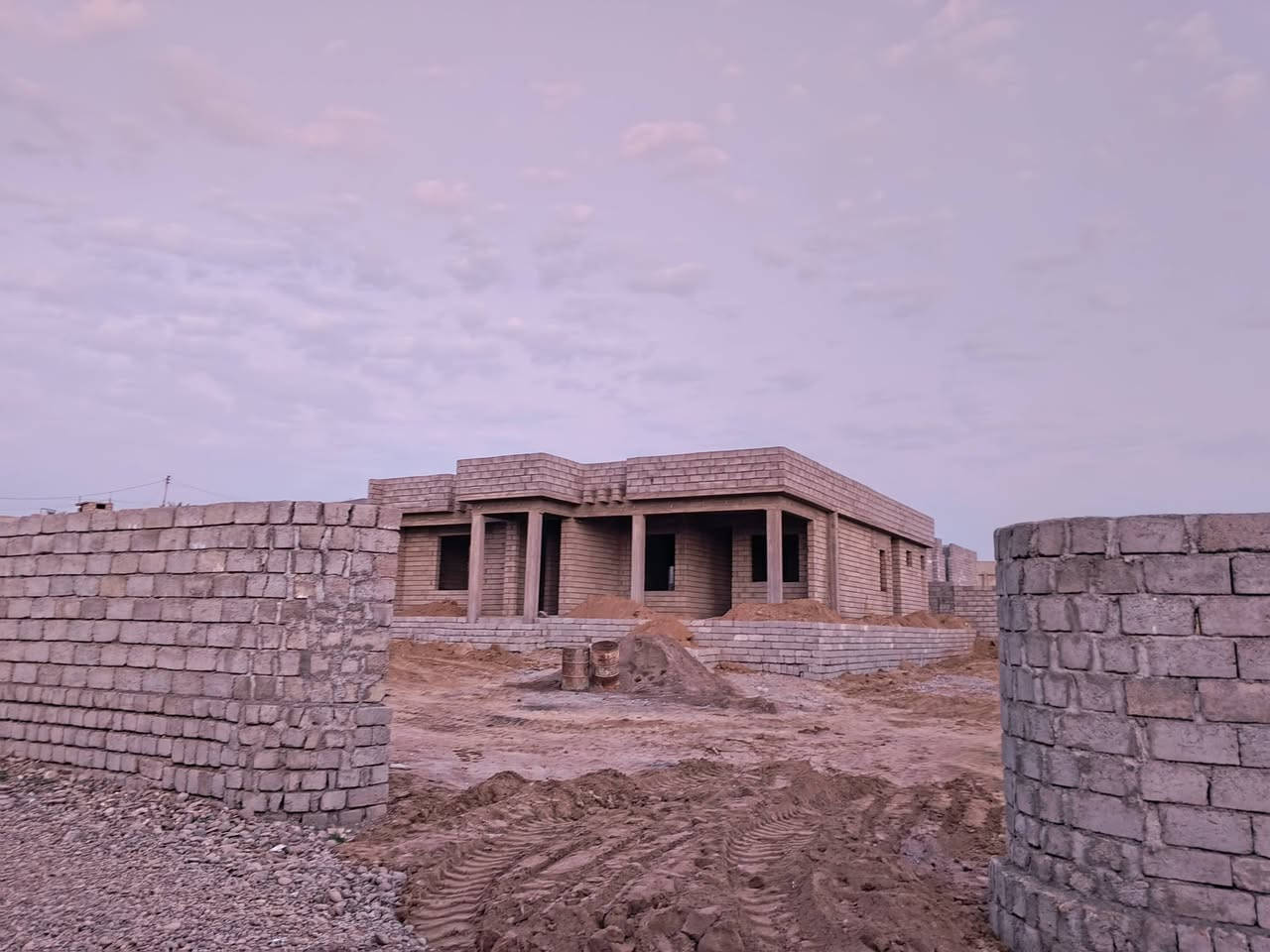 سلام عليكم ورحمه الله وبركاته
هيكل للبيع المساحه 1000.. م..
مخازن + صحيات خارجيات ،،،
واصل ماء + كهرباء .. السعر 45 مليون وبي مجال .. المكان
الشرقاط الجميله.. .. الفليته..
يرهم نقد.. يرهم مده الاستفسار *********** ماهر
