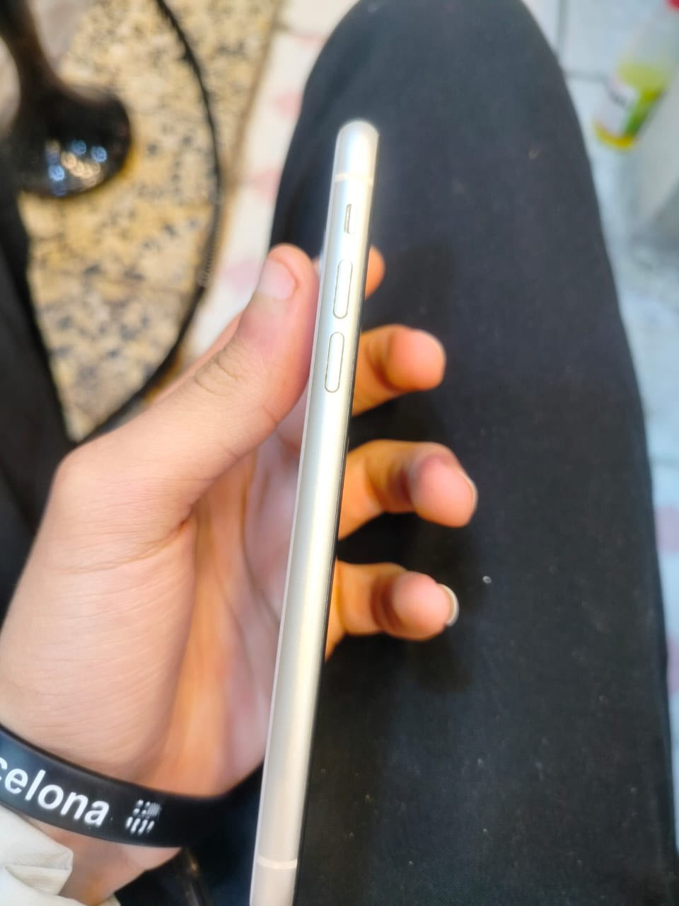 سلام عليكم آيفون ١١ الجهاز نضيف امبدل بطاريه على يدي كلشي شغال بي مساحه ١٢٨ السعر ٢٢٠بي مجال 0 773 571 4628‬
