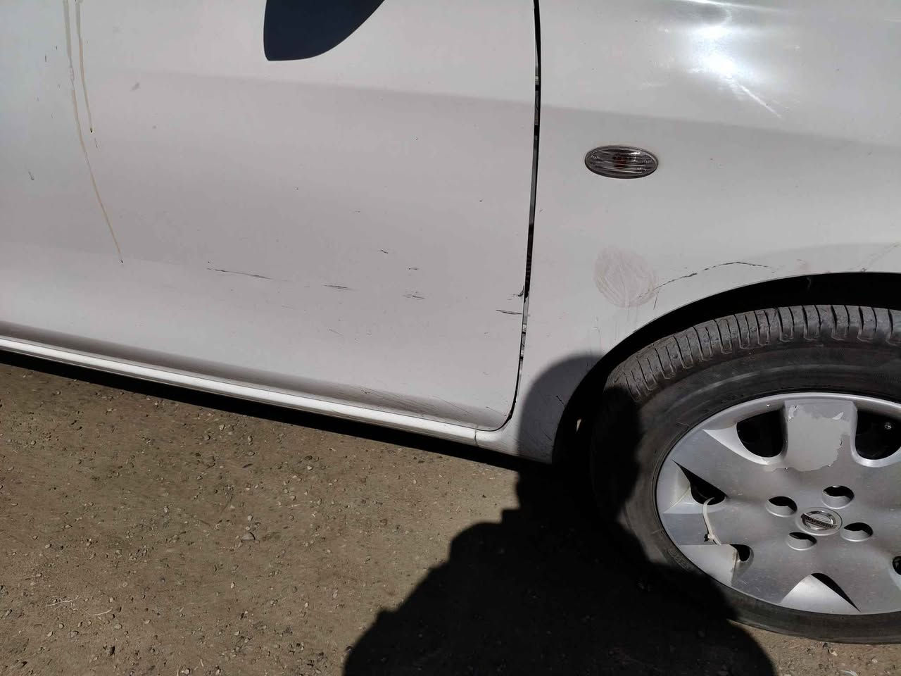 نيسان سني 2024 ابيض اللون ماشية 21000 للبيع رقم بغداد بيها ضمان من شركة السور باقيله سنتين صيانتها كلها بالشركة بيها طخة بسيطة موضحة بالصور للتواصل *********** بيه واتساب بغداد, العراق
