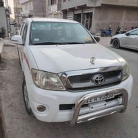 هايلوكس موديل 2010 رقم بغداد بسمي بيها بارد وصبغ قليل مكفوله من الضربه...