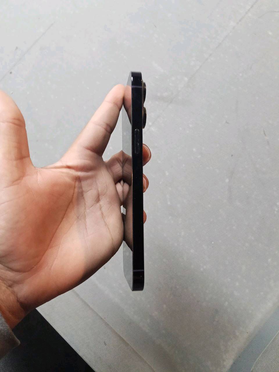 السلام عليكم 
ايفون 13 برو ماكس للبيع نضيف نضافه فول الجهاز وتر بروف الذاكره 128 البطاريه 88 السعر 650 وماكو 13 بهيج سعر تره التواصل خاص موجود او واتساب *********** .