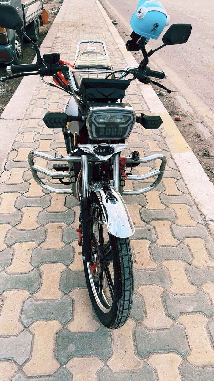 السلام عليكم الدراجه للبيع سعر 900 و بيه مجال للشراي الدراجه سولنك موديل 25 المكينه 200cc الدراجه شبه زيرو و الملحقات الي بصور وياها مثل درع المكينه و ستاند الجهاز اورق ما بيه *********** رقم مكاني فلوجه حي شهداء
