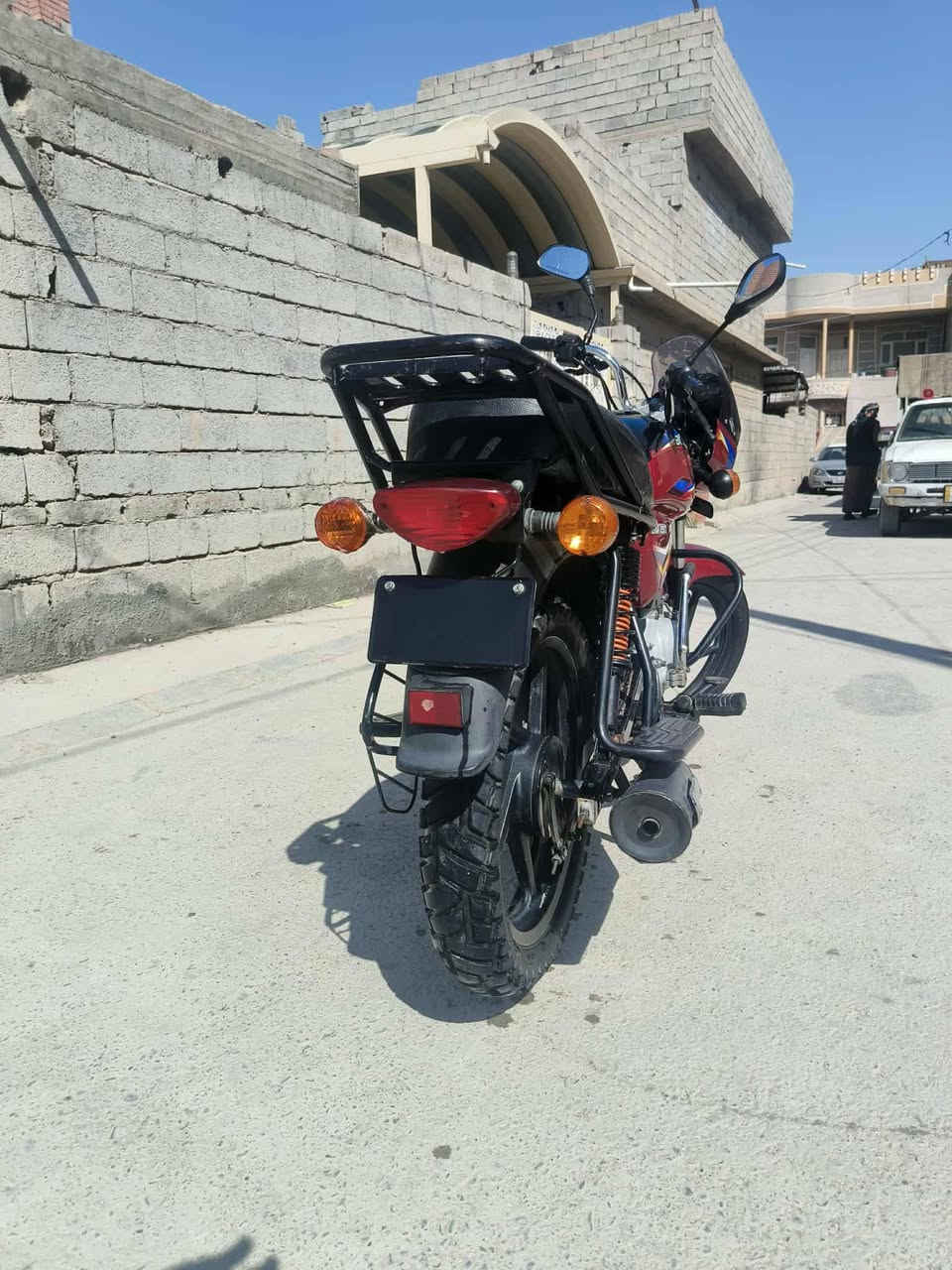 دراجة بوكسر للبيع موديل 2020 أوراق كاملة شرط الترقيم مابيها اي نقص مكفولة من كلشي جديده المكان بهرز حي الشرطة قرب ملعب طوفي السعر 900 وبيها مجال للإستفسار *********** صاحب الدراجة .
