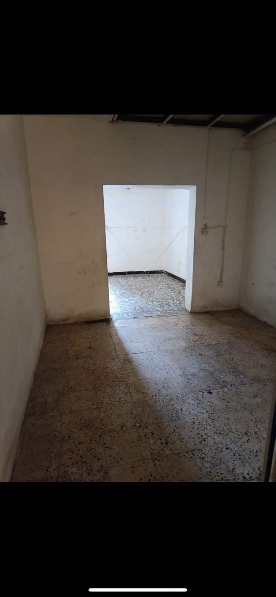 السلام عليكمً
بيت طابق ثاني للايجار
بي غرفه وصاله وصطح داخلي وخارجي وخدمات طابق ثاني معزول مكانه الشعب شارع عدن قبل جامع الجهاد 
***********
