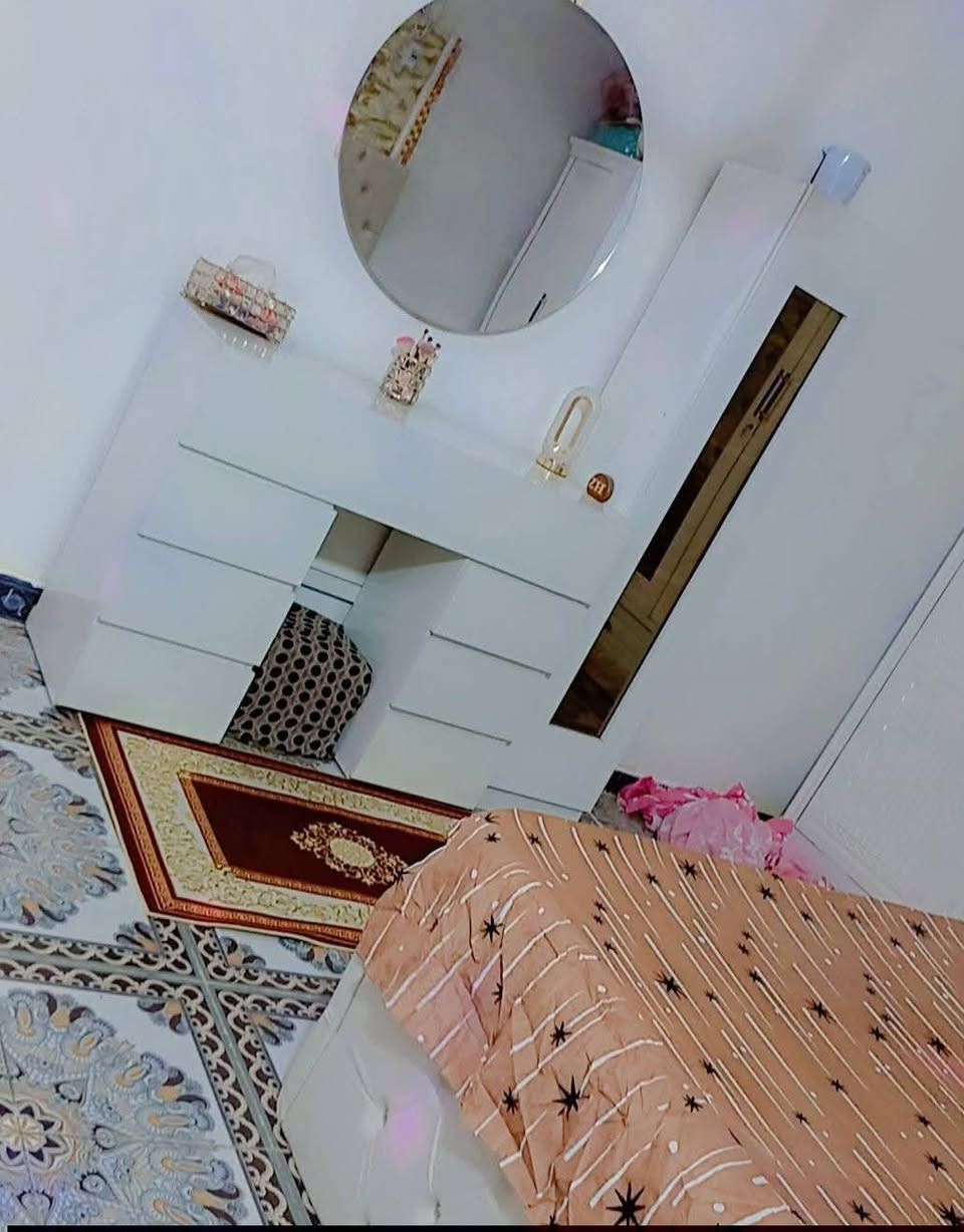 ميز مرايا +جرباية لون ابيض
نظيفات مابيهن اي ظرر
الجرباية دوشمة داير مدايرها
استخدام قليل


**إذا كنت صاحب هذا الإعلان وتريد حذفه لأي سبب، رجاءا أرسل رسالة إلى الدعم الفني**