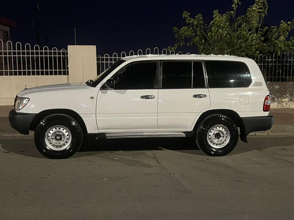 تويتا لانكروزةر ... موديل ١٩٩٨ فول عادي ...٤ تايةوو ويلي دةنلوبي لوكي لةسةرة سةنةوي تا ٢٠٣٠ تازةية 
پيشوو دواي دةعمي نية ٤ پارچة بوياخي هةية ..
جةمةلةقي دواوة بوياخي نية هيچيان  من بةعيزام دةي فروشم
گيرو مةكينة دةبل ئةكسل تةبريد ساردوو گةرم  بةشةرت سةيارةكة هيمالي خومة زور جوانة 
*********** نرخي 115 گةلا معامةلة
