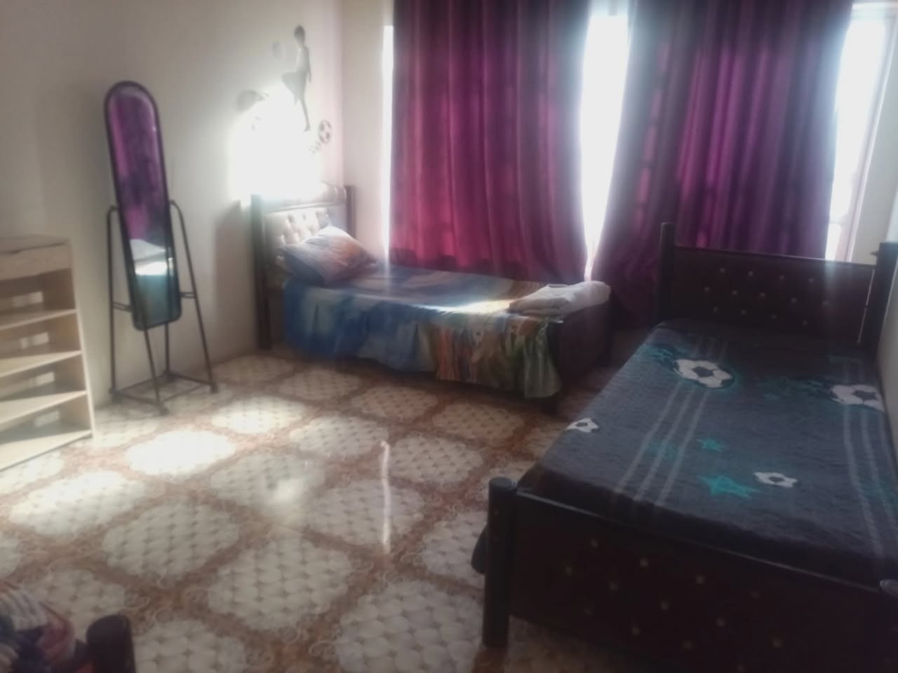بيت للبيع 150م يتكون من 4غرف نوم واستقبال وصاله ومطبخ وصحيات عدد 2 وكراج سيارات عدد 2 ويحتوي على تشجير خلف البيت سعر رقم +964 787 220 7958
