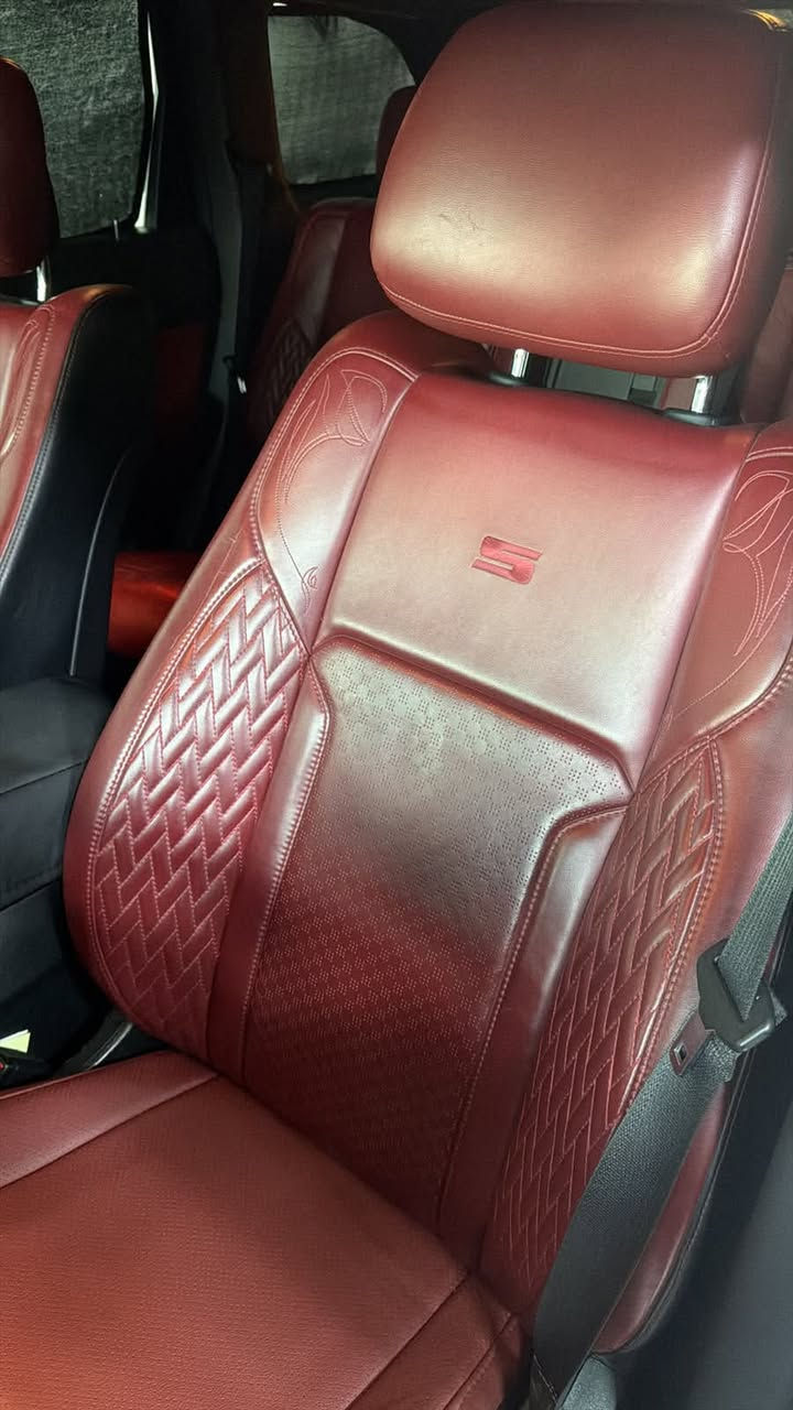 Jeep S harlem2022
السلام عليكم جيب S ٢٠٢٢ وكالة هارلم 
السياره فول مواصفات للاخير رادارات اماميه و خلفيه 
داخل احمر تعرفون مواصفات ال S السياره ماشيه 55 الف رقم اربيل تحويل ثاني السياره بيها صبغ بلبنيد يم العلامه مال جيب تقريبا شبرين حته البنيد ممفتوحه براغيه السياره جديده بدون اي مصرف السعر 325 ورقه و ماتوقع اكو هيج سعر وبهاي النظافه 
العنوان ديالى بعقوبة *********** واتس او اتصال
