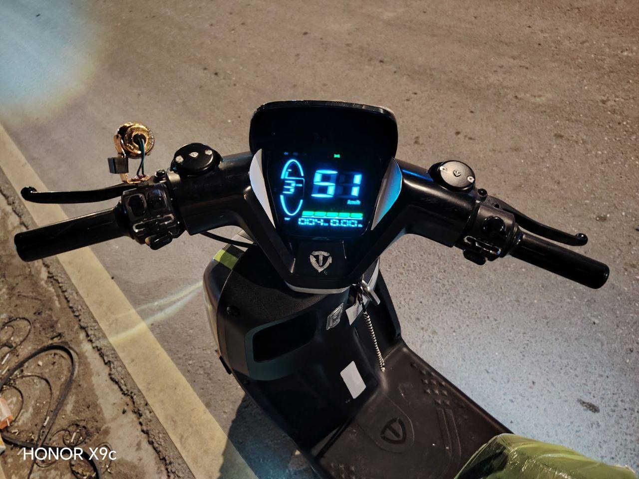 السلام عليكم 
دراجه شحن موديل 2024/7✅ مواصفات فول. حجم . 10-300نضام 3 سرع عدد البطاريات (6)23HA12V صندوق خزن كبير لايت عالي وقوي ✅ السرعه الفعليه 51km عجلات جوبلس ✅ ستاند جانبي حجم الملف 1200W حقيقي ✅ المسافه المقطوعه 50km ✅شاشه ديجتل ذكيه. نضام الدراجه اوربي بلكامل صناعه راقيه ✅
الشراي ينتصل عل رقم👈🏻 ***********
                                     ***********❤
