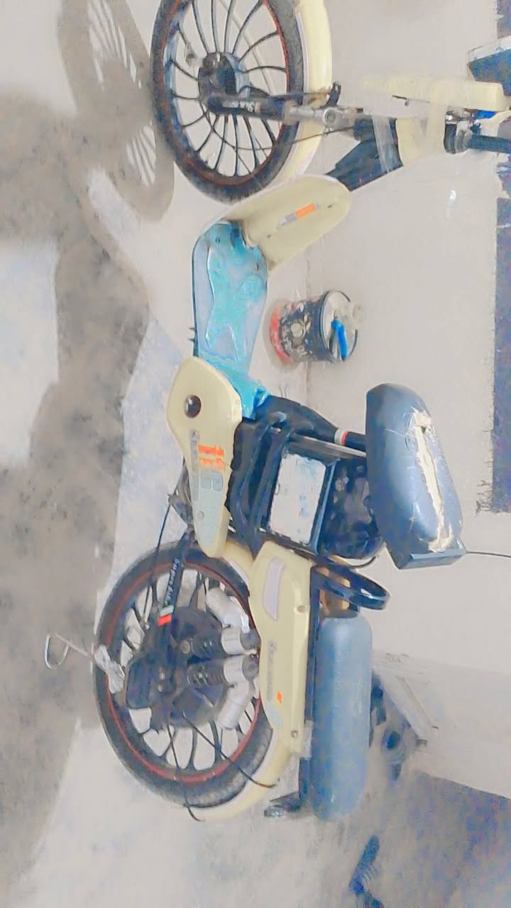 سلام عليكم بايسكل شحن لبيع بايسكل كامل ما عوزه كل شي بس كفر بطاريته جديده اربع سرع السعر 130 بي مجال  قليل استفسار عله هاذه الرقم *********** خاص موجود
