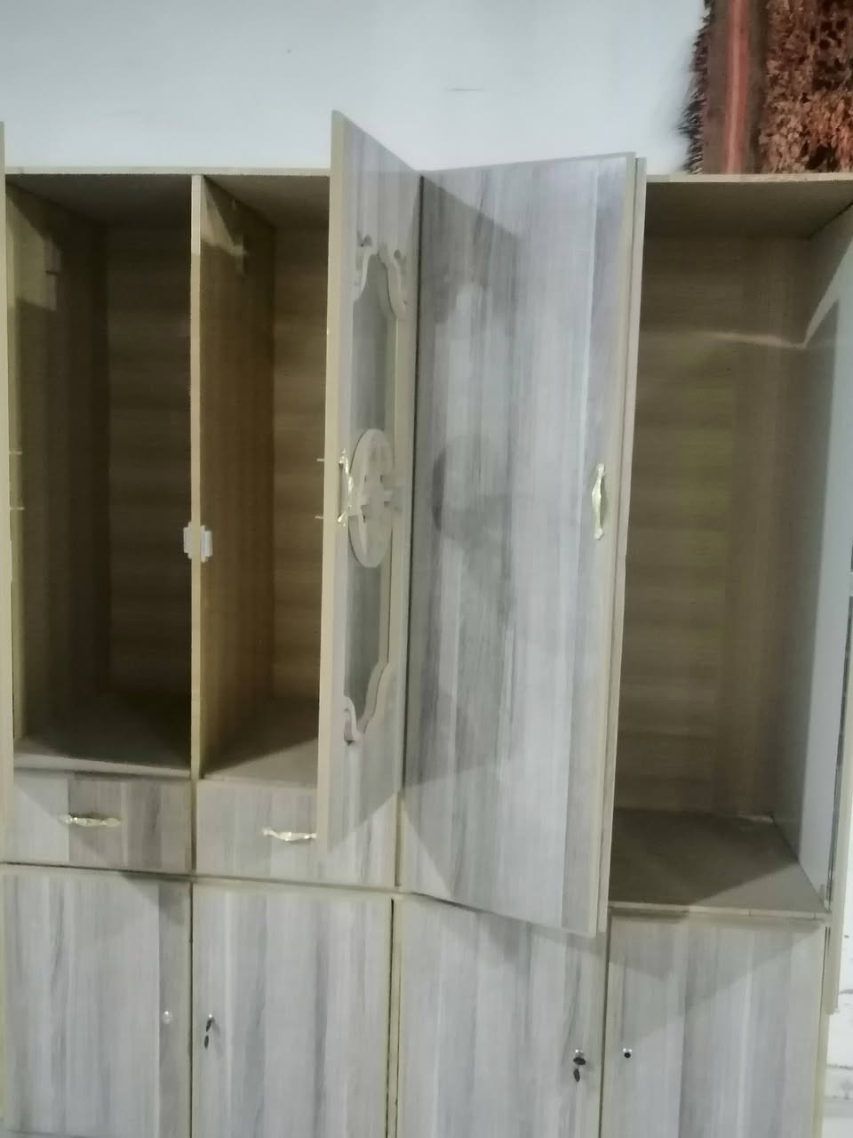 معرض نظيف 3 امتار قطعتين للبيع سعر 165 اتصال ***********
