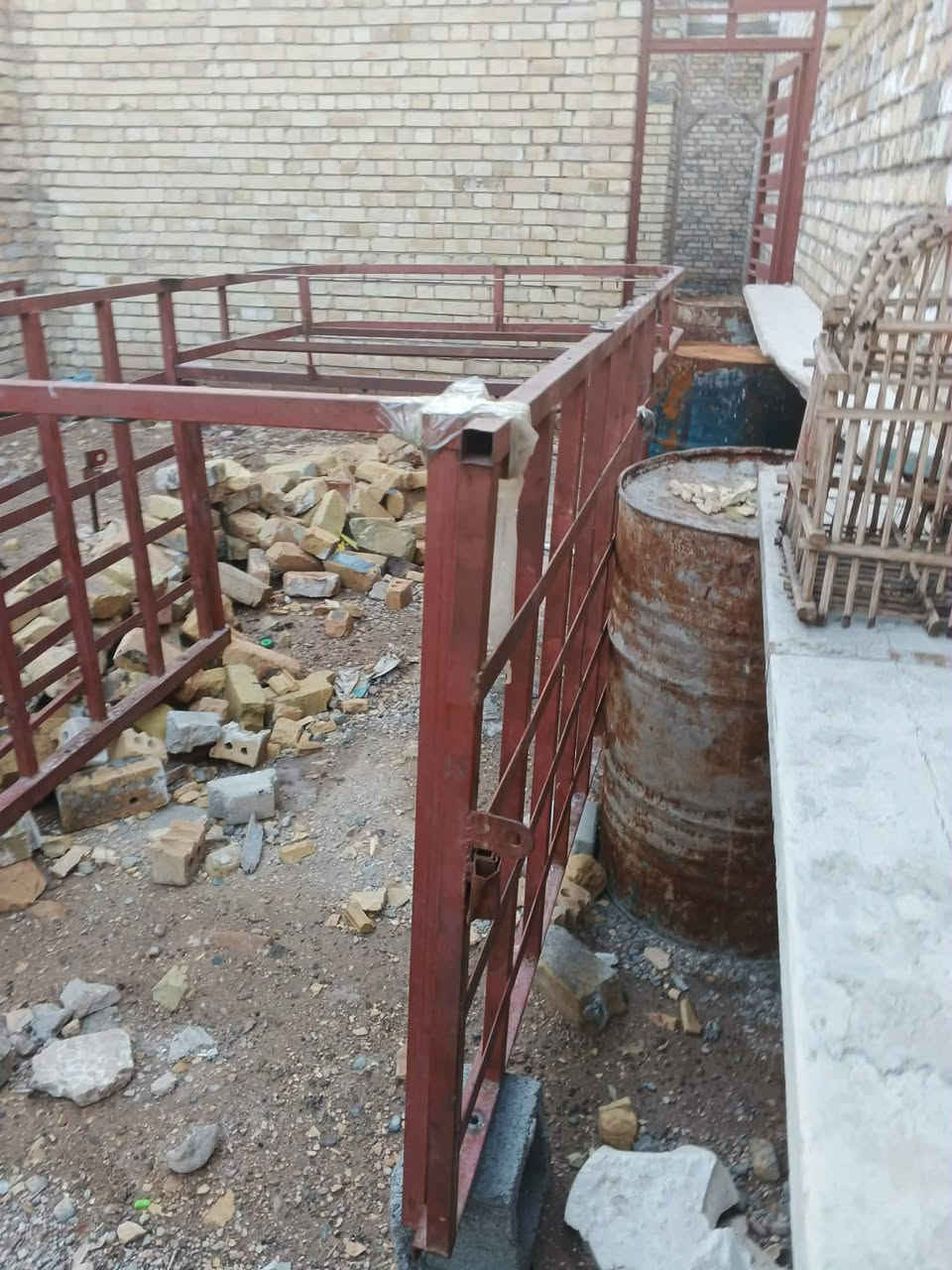 محجر صقر ابو الفره نضيف لا زنجار لا خياس باب خلفي سعره ١٠٠ و بي مجال مكاني بغداد مدينه الصدر الشراي يتصل ***********
