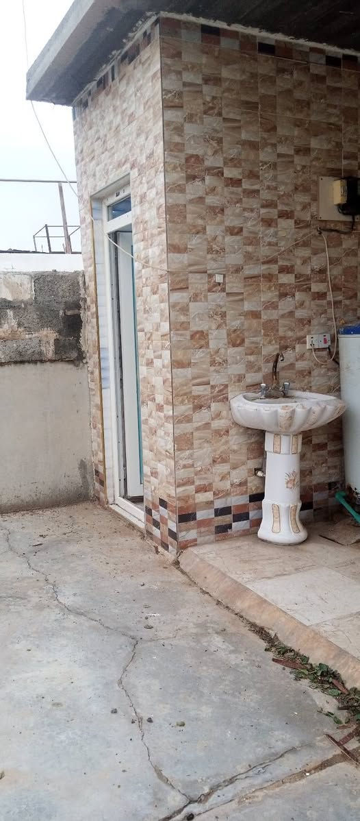 بيت بخانقين جبراوة مساحته 1000م 250 بناء والباقي بستان زيتون ورمان واشجار ظل بيه بير  سعره 50 وبيه مجال للاتصال على الرقم الموجود ***********
