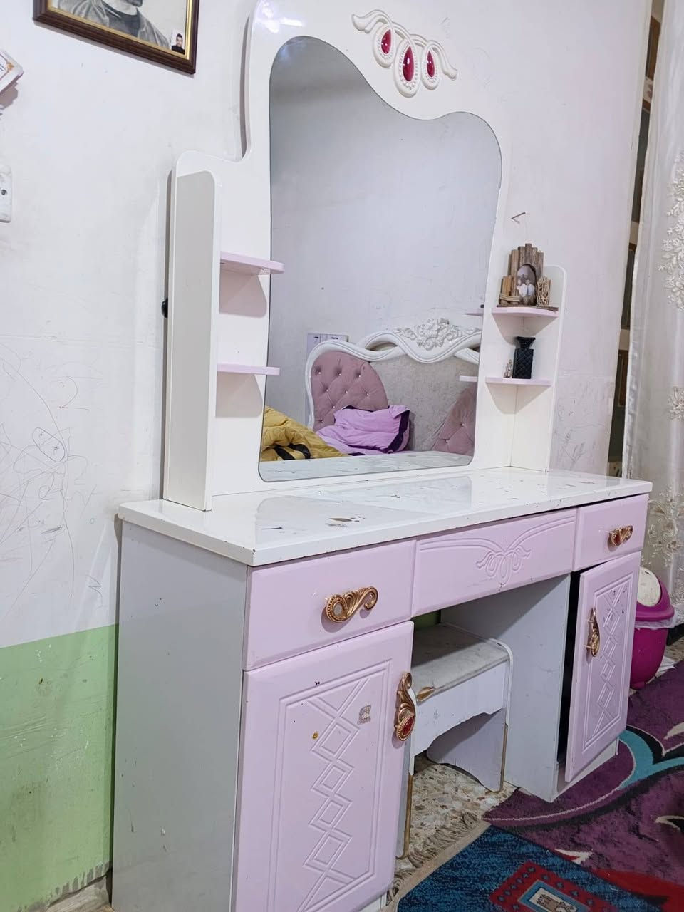 السلام عليكم

غرفة نوم صيني درجة أولى 
  
التفاصيل
-كنتور ثمان أبواب، كل بابين مفتوحات على بعضهما وأربع جرارات

-سرير بمخزن كبير 2
-كومديات 2
-تسريحة غرفة نوم (ميز تواليت) ببابين و3جرارات  وتقطيعات للمكياج والعطور و...

-زاوية بمرآة وجرار

-ميز تلفزيون ببابين وجرارة وتقطيعات

السعر 450 وبيها مجال

للاستفسار التواصل على الرقم:***********
