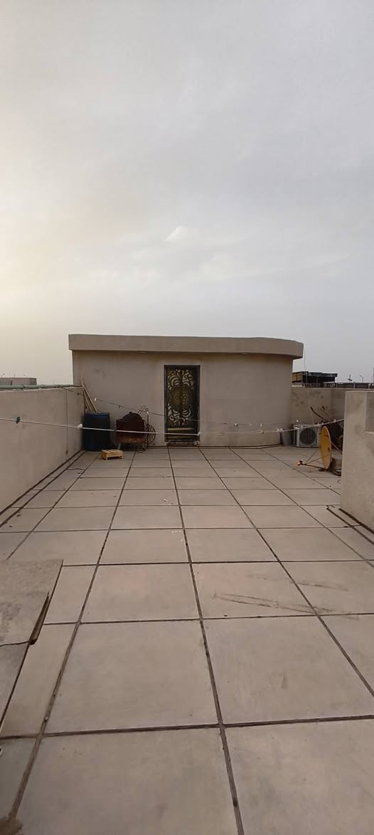 السلام عليكم
دار للبيع في محافظة البصرة في منطقة الطوبة والنخيلة مكون من طابقين بناء حديث سنة البناء 2022
الطابق الارضي يحتوي على غرفة واحدة وصالة واستقبال ومطبخ وحمام +مجموعت صحيات خارجية + الكاونتر مع البيت 
الطابق الثاني مكون من ثلاث غرف غرفة مكونة من حمام وغرفة تحتوي على بالكونة وغرفة عادية وحمام  وصالة 
الدار مكون من سطحين منفصلين والدار يحتوي على منور عدد2
الدار قريب على مدارس او سنتر وخدمات المنطقة هدوء والكهرباء دفن انارة في الشوارع المنطقة هدوء مساحة الدار 150م
للأستفسار التواصل على الرقم 
‏‪0775 064 3323‬‏
