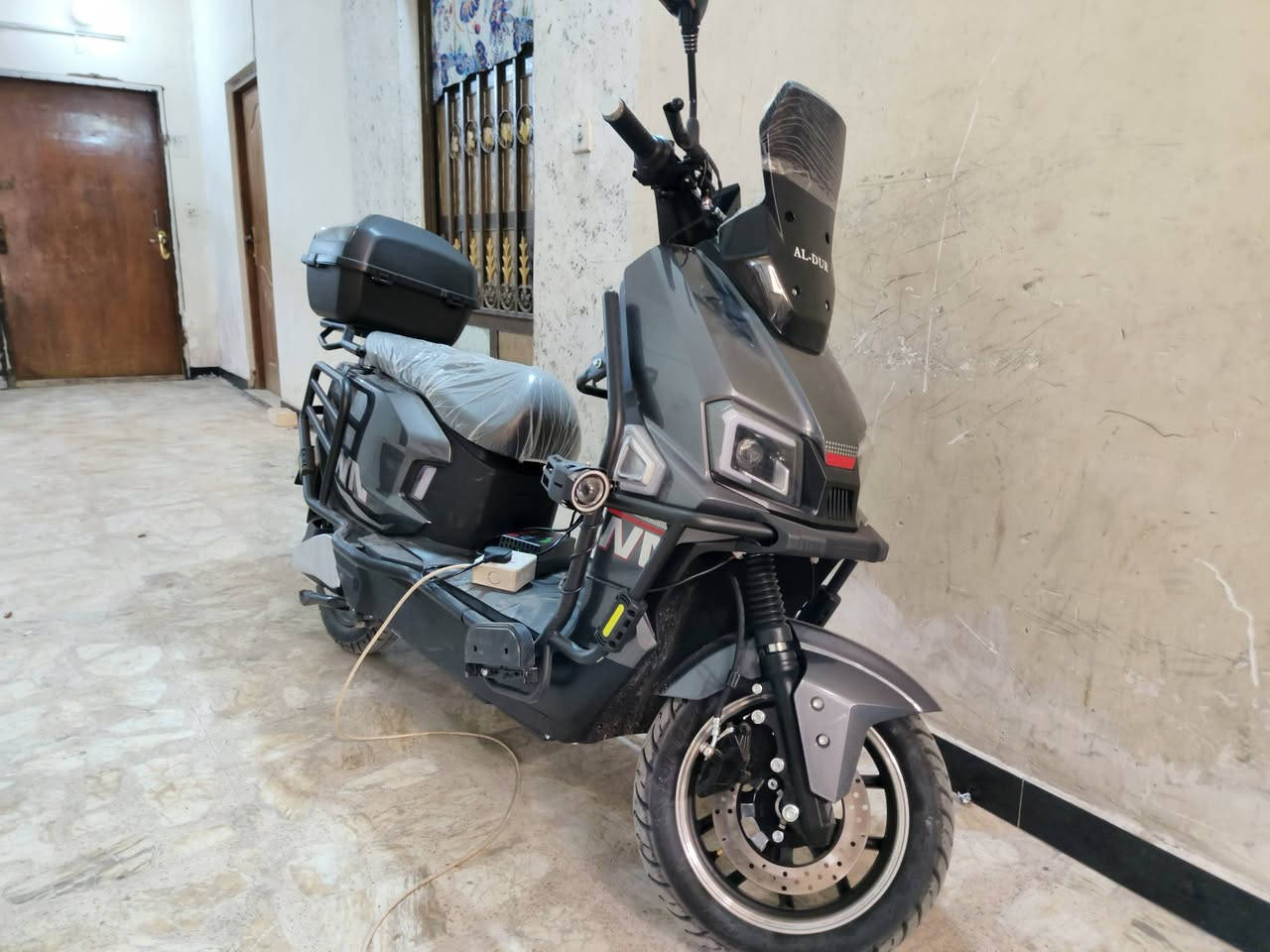 السلام عليكم دراجه شحن الصاعقة نوع البطارية ولي السرعه 70 الملف 2000حقيقي تمشيك  ٦٠ كيلو الدراجه جديده استعمال يومين اي نقص ما بيه كلشي شغال تجي مدرعه بل كامله معا صندوك عنواني كراده داخل السعر,900وبيه مجال حك الجيه للتواصل عل هاذا الرقم ***********
