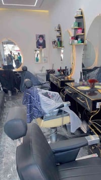 محتاج حلاق من مدينه الصدر او مناطق المجاوه شرط عنده زبائن موقع الصالون...