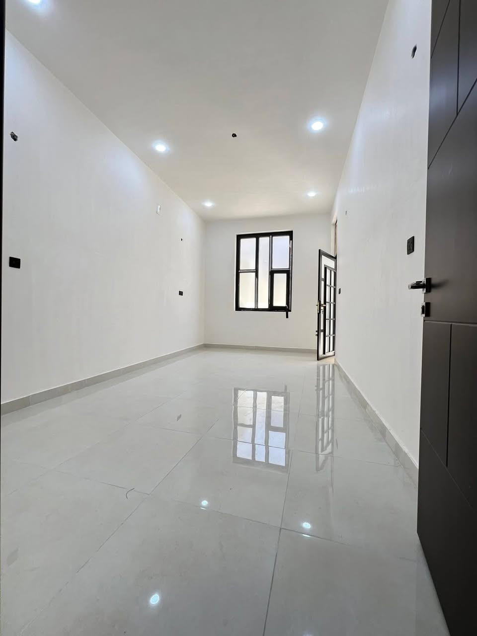 🏠دار للبيـــــــــــع

فـٓـــي حــــــي الطيـــــارة بدايـــــــة شــــــارع 25 فرعـــــــي
_________________
المساحــــــة // 118.5م #طابـــــو #زراعـــــــي #صــــــرف
الواجهـــــــــة // 6.75م
النـــــــــــــــزال // 17.5م
_________________

🧱🏗️ #الطابــــــــــــــق #الأرضـــــــــــــي
غرفــــــــــة وصالـــــــــة وهـــــــــول ومطبـــــــــخ ومجمــــــــــــع صحيــــــــــات وطارمـــــــــــة وصحيـــــــــات خارجيــــــــــة  ...
🧱🏗️ #الطابــــــــــــــق #الثانــــــــــــــــي
غرفتيـــــــــن وهــــــــــول ومجـمــــــــع صحيـــــــــات ...
_________________
____________💲
للأستفســـــــار عــــــن السعــــــــر يرجـــــــىٰ تـــــــرگ تعليـــــق (السعــــــــر) #وسيتــــــم #الـــــرد #خــــاص
____________💲
_________________
#مكتـــــــــب
          🧱🏗️  مكتب الخارطه العقاريه  🧱🏗️
#الكائـــــــــن
   في حي الطياره مجاور المدرس حسين طياره

         *********** علي الزبيدي 
_____________________________________________

