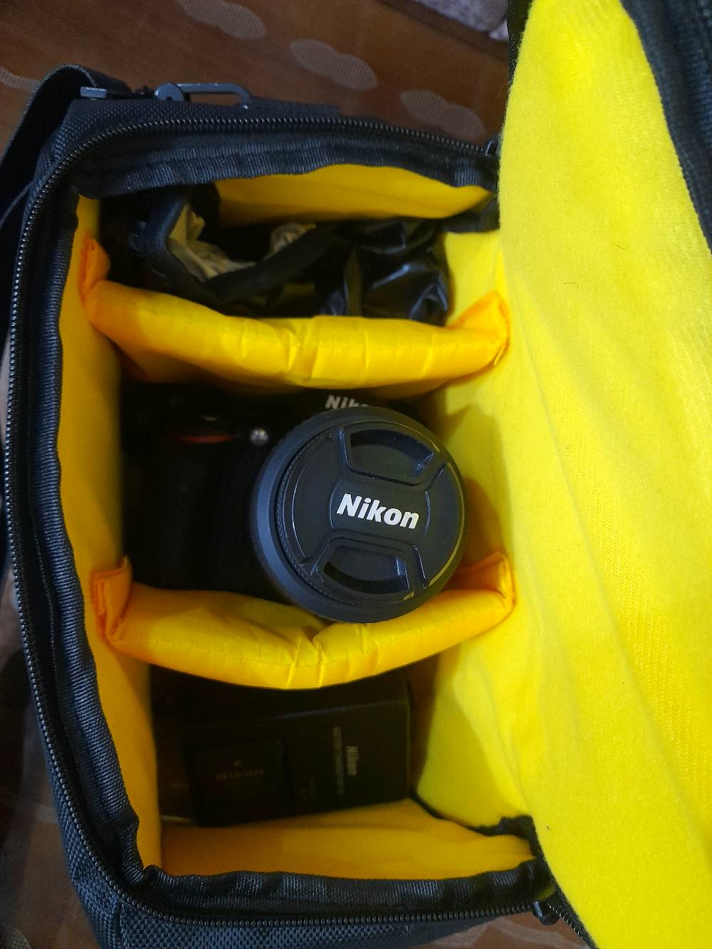 كاميرا نيكون Nikon 5100D 
شتر قليللل جدا يعني استخدام قليل بشكل مقارب للجديد نظافة 99% اذا مو 100% اصلاً 

- دقة 16.2 ميغابكسل.
- مستشعر CMOS بحجم APS-C (DX).
- تصوير فيديو Full HD 1080p.
- شاشة متحركة قياس 3 إنج.
- نظام تركيز تلقائي بـ 11 نقطة.
- تصوير متتابع بسرعة 4 صور بالثانية.
- حساسية ISO من 100 إلى 6400 (قابلة للتوسيع إلى 25600).
- تدعم التصوير بصيغتي JPEG و RAW.
- فلاش داخلي مدمج.
- مدخل مايكروفون خارجي.
- تدعم بطاقات SD / SDHC / SDXC.
-  وياها العدسة الأصلية 18-55 .
وياهه كل الملحقات الجنطة والحزام والبطارية والشحن الاصليات مال شركة نفسهه وحته عقد شراء من الشركة نفسها عندي 
سعرهه 525 وبيها مجال للجاد متواجد واتساب فقط *********** لحك عليها قبل الزيارة الاربعينية

الكاميرا مناسبة للتصوير الفوتوغرافي وتصوير الفيديو . الكاميرا جوكر حرفياً تفيد المحترف تفيد المبدئ وتشتغل وياك فيديو وصور بدقة خرافية.