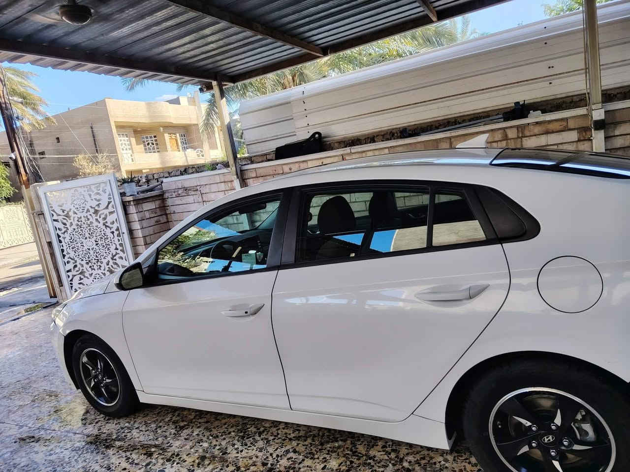 السلام عليكم 🚗
اللهم صل على محمد وال محمد
(السعر جدا مناسب) 
هونداي أيونك هايبرد
سنة الصنع : 2022 
اللون : ابيض
الرقم : دولي بأسمي تحويل ثاني يوم
بيع او مراوس حسب القناعه 
العداد : 50
اقتصاديه جداً تمشي بالتفويله 800 كيلو
حجم المحرك : 1600 (هايبرد)

المواصفات : ✨
بصمه عدد ١
بصمه ابواب وجنطه
دخول ذكي
اضاءه ذكيه بالابواب
تحديد مسار 
تحديد سرعة 
كشاف ضباب 
رادار امامي 
كامرة خلفية دوارة 
شاشة كار بلي + اندرويد اوتو 
هاند بريك بصمه
تحكمات ستيرن جهتين
مانع تزحلق
جام فول اوتو
3 انضمه قياده ( ايكو - سبورت - هايبرد)
شاشة car play+auto play
تبريد بيانو ( لمس)
اوتو هولد 
اطفاء ذاتي
حجر بيئة اصلي 
بطاريه ليثيوم
ستيرن حرف D
كير عادي واوتو 
وبعد مواصفات اكثر 

السيارة حادثها دعاميه وبراكيت وبيها قطع صبغ بدون ضرر من امريكا والسونار وصور الحادث موجودات
 محرك كير مكفولات 
  

عدا الذكرتهم اتحمل فلوس السونار وسيارة تاخذها بلاش 

ترقيم وسنوية وهزة وفحص جديدات
السعر :123
المكان : بغداد حي الجامعه ت***********
