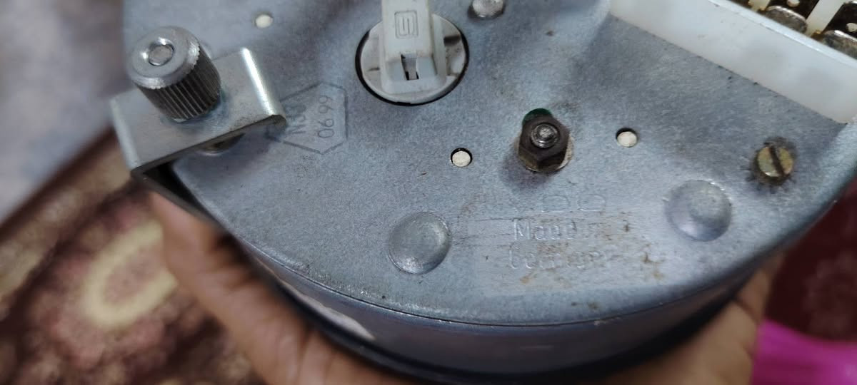 ساعات اقجم ألماني بلادي شرط شغال ١٠٠ بال١٠٠ مكاني حديثه عندي توصيل جميع انحاء العراق اتصل على *********** او *********** وتدلل
