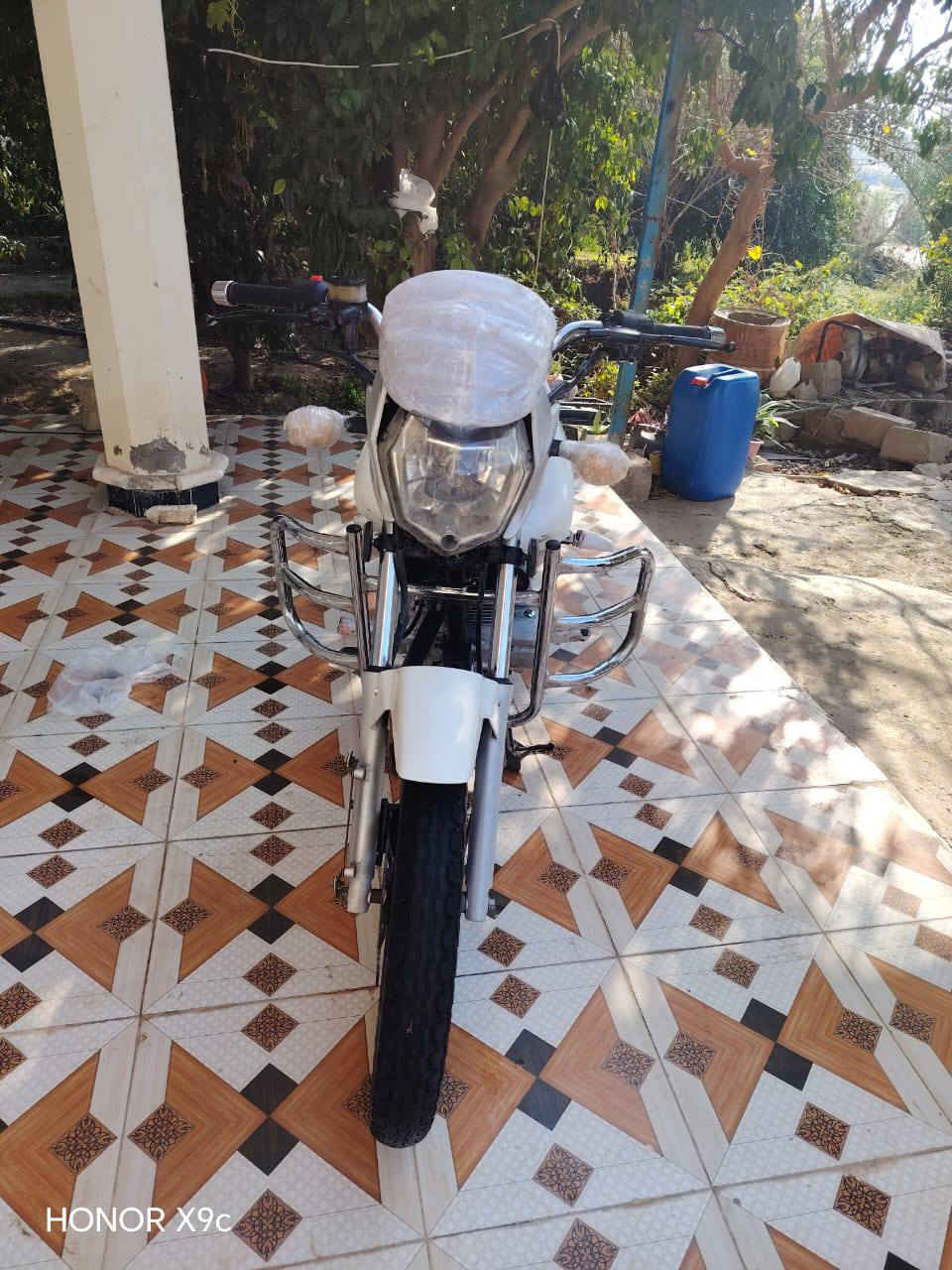 السلام عليكم للبيع سنكي ١٩مكينه ١٥٠شرط مامفتوحه لاتنقيص ولاتبخير كهربائيات شغالة تايرات جدد ماطور نضيف مانقصه كلشي سعره ٧٥٠وبي مجال مكانه الحردانيه او جويزرات  ***********
