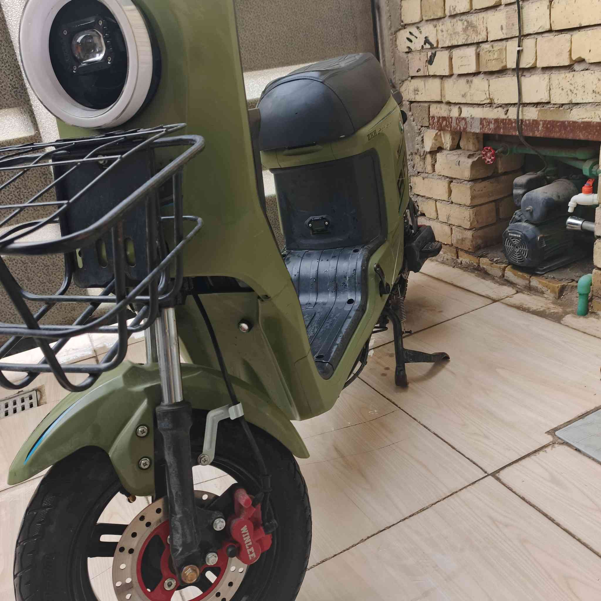 السلام عليكم دراجه R9 للبيع 5 بطاريات دبل دراجه موديل 2025 بيهه مسجل مزوده يعني تاير خلفي جديد نضيفه كلش للتواصل *********** السعر 450 العنوان بغداد الزعفرانيه
