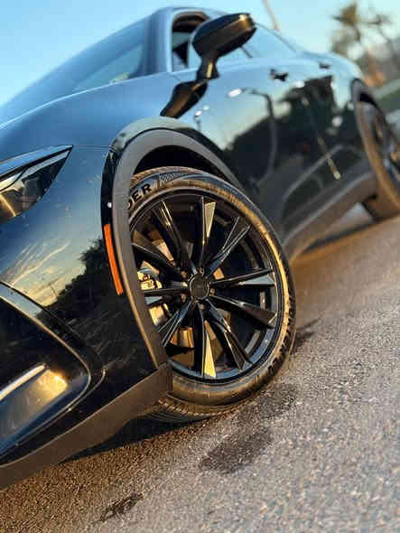 كروان ٢٠٢٤ لميتد - امريكي كلين تايتل - بدون حادث بدون صبغ ، ماشية ٤٥ الف كيلو 
 
 • نظام دفع: هجين (Hybrid) مع AWD (نظام هجين 2.5L؛ الفئة الأعلى Platinum تقدم Hybrid MAX بقوة أعلى). ￼
 • القوة التقريبية (Limited HEV): ~236 حصان منظومة مجمعة (تبع المراجعات والبيانات الرسمية للـ Limited). ￼
 • اقتصاد الوقود: يصل حتى ~41 MPG مجمعة حسب تقديرات EPA لبعض نسخ الهجين. ￼
 • مزايا داخلية ونظام ترفيهي: مقاعد جلدية مدفأة/مهوّاة، مقود مدفأ، شاشة تحميل معلومات/ترفيه 12.3”، نظام صوت JBL 11-سماعة مع ساب ووفر، فتحة سقف بانورامية. ￼

السعر 31000$
الرقم ***********
