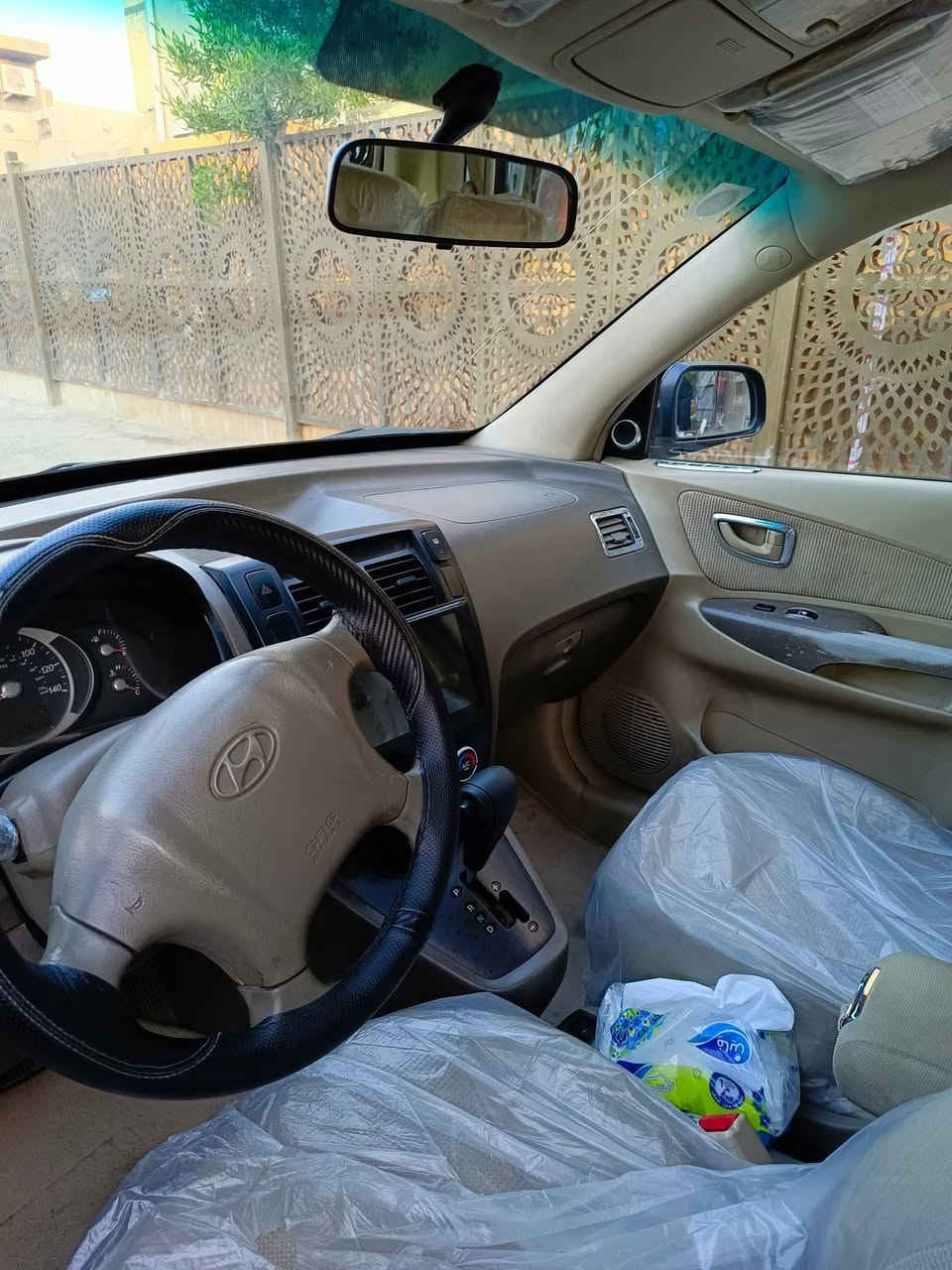 توسان 2007 محرك 2000 اقتصادي جدا تبريد ثلج دواخل نظيفة تخم تاير جديد قبل 20 يوم شديته فيت بم وقاعدة وبلكات ونوزلات كلها جديده السيارة نصبتها كلش حلوة 
ملاحظة السيارة بيها رواجز 
السعر 93 ورقة.
***********
