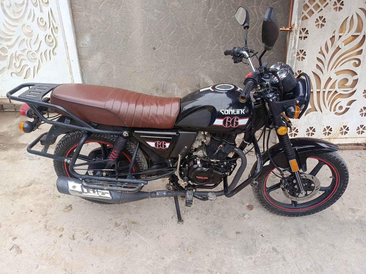 سلام علیکم
دراجه سولنك موديل 23 محرك 200cc ضاغطه وزنحيل CBFأوراق اصوليه مگمرگه بوجهك للترقيم دراجه مكفوله كفاله عامه مكينه ناعمه شرط شلعه ومعدل دراجه خير من الله كهربائيات كلهه شغاله ما نقصهه  برغي السعر مليون و350 بيهه مجال بسيط
***********
