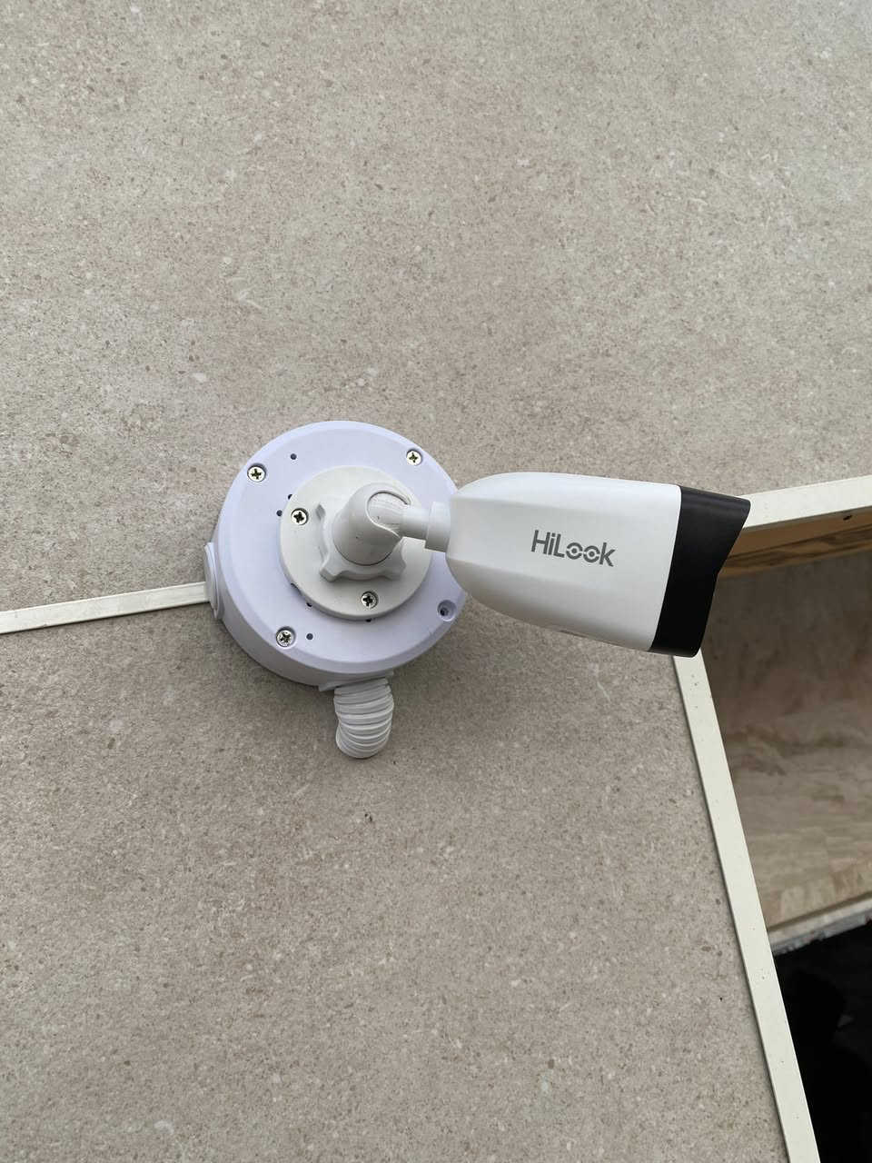 العنوان: الدقة والأمان تجتمع في قلب المنصور 📍
أنجز فريقنا بفضل الله تنصيب منظومة كاميرات مراقبة متكاملة بنظام IP System المتطور لأحد أكبر السوبر ماركتات في بغداد - منطقة المنصور.
تفاصيل المشروع:
✅ العدد: 25 كاميرا احترافية من شركة Hilook العالمية
✅ الدقة: تم اختيار موديلات تمتاز بدقة صورة فائقة التفاصيل (Ultra HD) لضمان تغطية أدق تفاصيل السلع والزبائن والكاشير
✅ التخطيط: السوبر ماركت يتكون من طابقين، وتم العمل بنظام توزيع ذكي
الجانب الهندسي والجمالي في العمل:
نحن لا نهتم بالصورة فقط بل بجماليه المكان وترتيب الكيبلات:
1.تم تخصيص Rack 4U لطابق الاول وrack 9uلطابق الثاني لي فيه غرفة السيطرة بشكل مستقل.
2.استخدام سويتشات (PoE Switches) لجمع كاميرات كل طابق على حدة
النتيجة: اختصار كبير في تمديد الكيبلات منع حدوث "هوسة" وأسلاك متشابكة وسهولة تامة في الصيانة المستقبلية.
تم العمل بانسيابية عالية دون التأثير على حركة الزبائن مع ضمان تغطية كل الزوايا العمياء.
ثقتكم هي هدفنا وأمنكم مسؤوليتنا
للتواصل 
***********
***********
