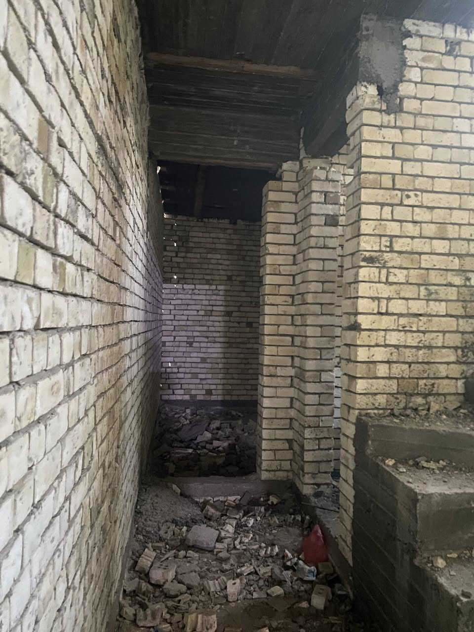 السلام عليكم
هيكل ١٠٠ متر طابقين طابوك بالعدوانيه قرب المنتجع

شارع عرض ٨ داخل خطة تبليط

غرف ٢ وحمامات٢ ومطبخ وستقبال وصاله
***********
