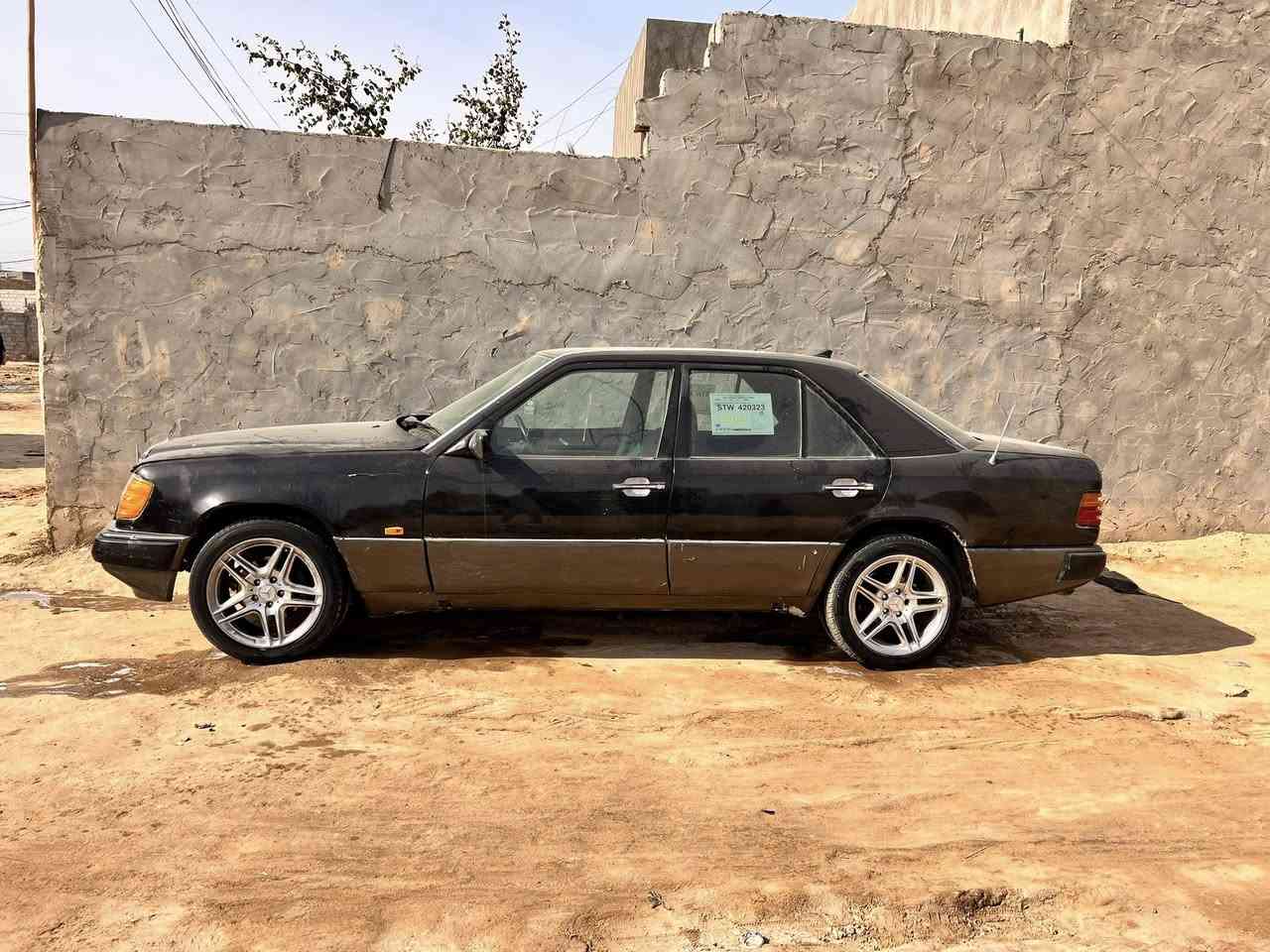 السلام عليكم 
مارسدس دب 1987 سنويه 2027 قواعد بلاديه مداور ثاني يوم مكينه وكير مكفولات مكينه راس الثور 2.5 كهربائية كلشي شغال تخم تاير جديد حداديه زينه السعر 44 بيها مجال ***********مكاني دوانيه قضاء غماس
