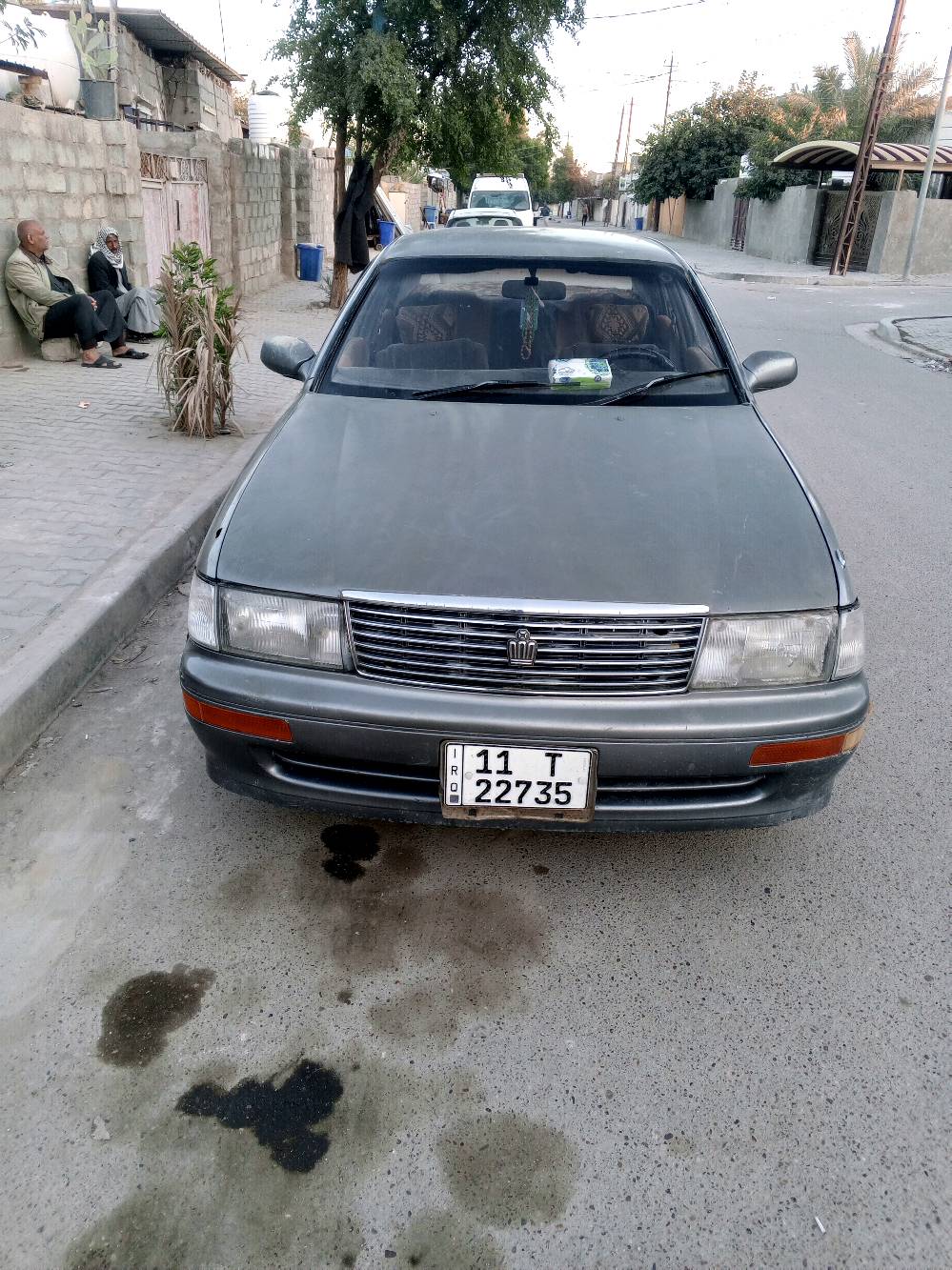 سيارة تييوتا قديمة للبيع بلون فضي، بوضع جيد من الخارج كما هو موضح بالصور. الداخلية بحاجة إلى بعض الصيانة البسيطة. السيارة تعمل بشكل جيد ومناسبة للاستخدام اليومي. للاستفسار، يمكنكم التواصل معي مباشرة.