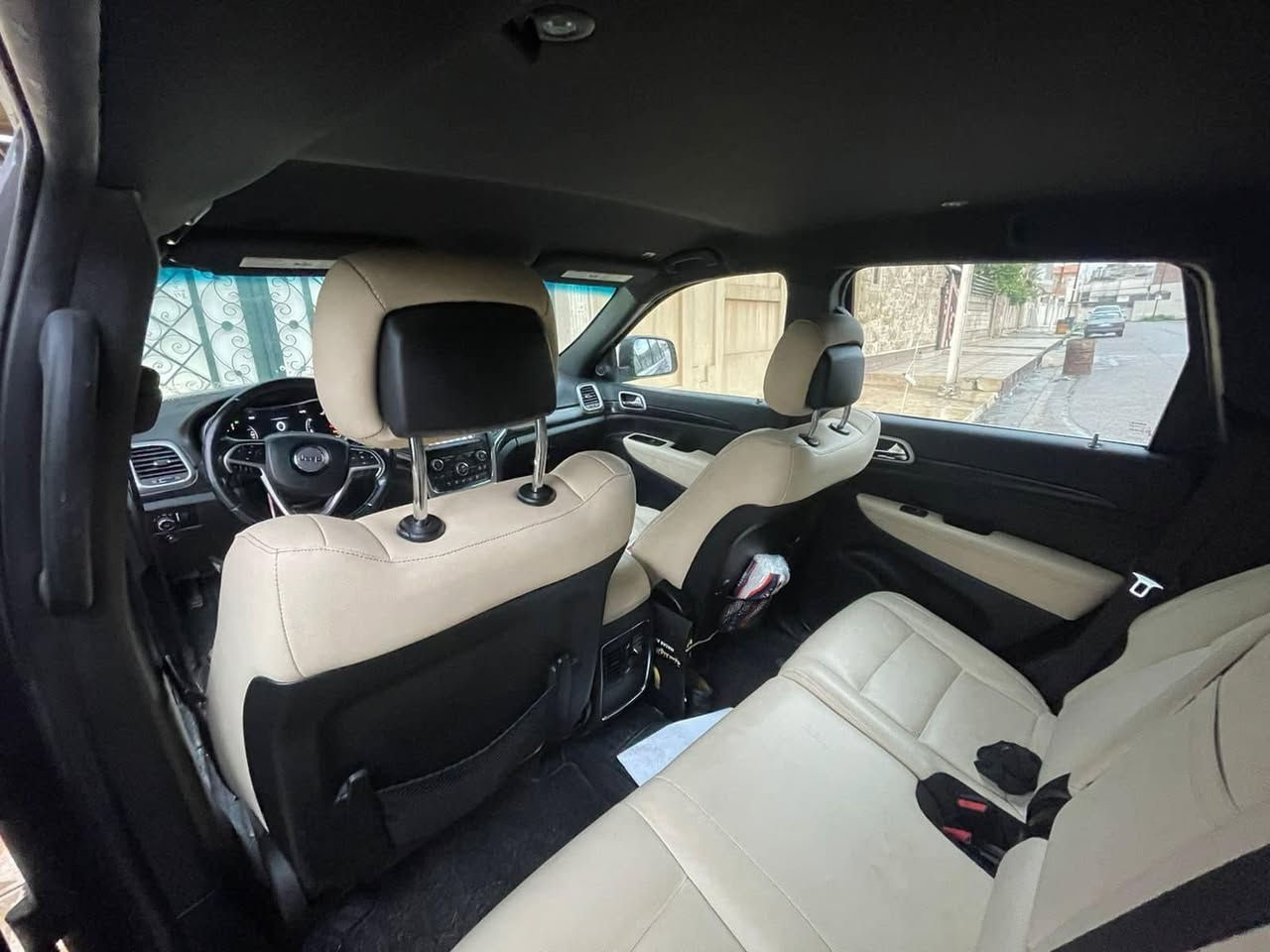 جيب لاريدو 2020
ضرر خفيف 
 صبغ جاملغ نفر وبوند فقط
مكفولة من الدواخل والشاصي والتكم ) البجم والمحرك ما مطخوخ بالضرر ( السيارة كفالة من محرك وكير وطخم وكلشي ) 
حساسات جانبية 
توقف ذاتي 
نظام ايكو 
كشنات جلد 
ماشية 64 الف
 رقم اربيل 
سنوية جديدة بأسمي 

السعر 235
وبيها مجال 
مكان السيارة موصل
رقم 

***********
***********
واتساب موجود
