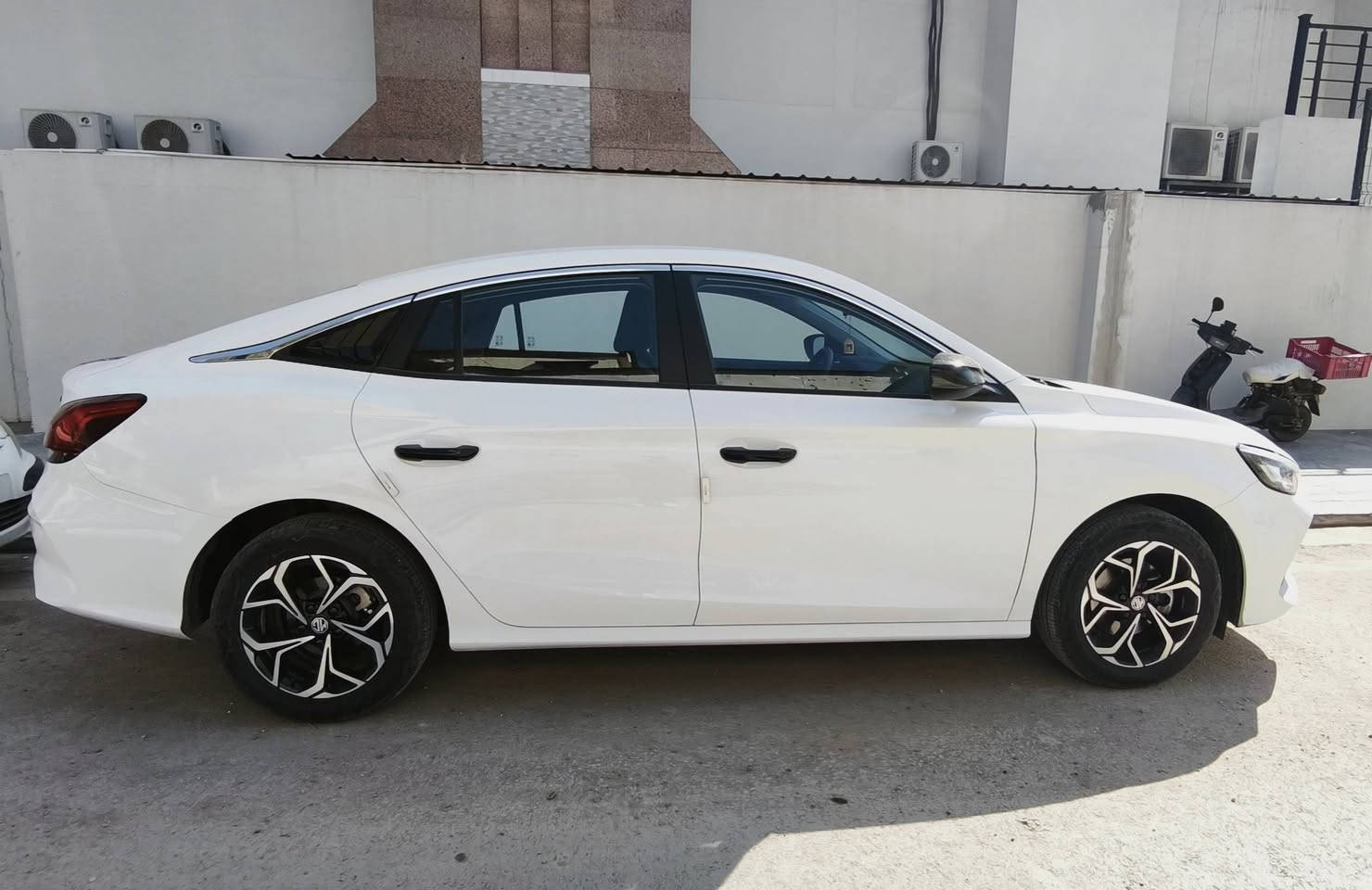 رمضان مبارك ع الجميع
Mg gt 2025 كير عادي
ماشية ٥٠٠٠ رقم دهوك بأسمي السيارة بيها ملاحظتين صغار مأشرات بالصور والباقي مكفوك 
محرك ١٥٠٠ تنفس طبيعي الشراي يتصل ع الرقم *********** او يتواصل خاص مكاني موصل
