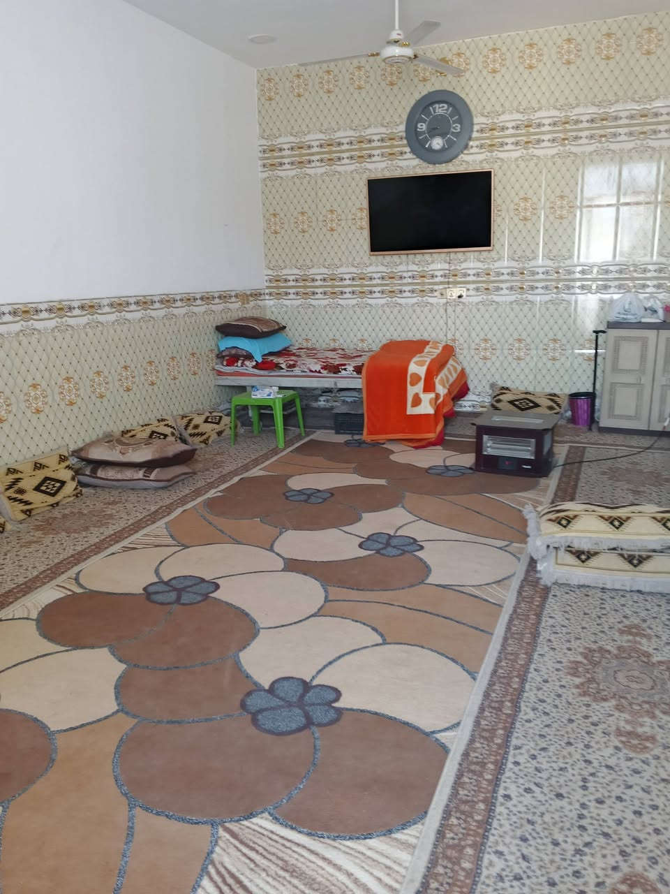 بيت للبيع بحي الزهراء مساحة ٣٠٠ غرفتين نوم احدى الغرف سويت وصالتين واستقبال ومطبخ حار ومطبخ بارد وصحيات للاستفسار اتصل  ‏‪***********‬‏ /// ***********
