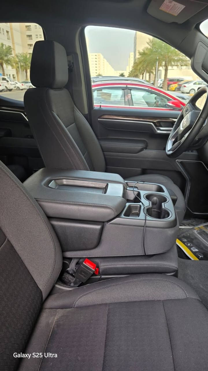 للبيع جمسي سيرا موديل 2025 ✅
فئة SLE – وارد أمريكي 🇺🇸
محرك 8 سلندر 5300
المواصفات:
 • محرك قوي واقتصادي
 • قير أوتوماتيك
 • شاشة معلومات وترفيه
 • كاميرا خلفية
 • تحكم بالمقود
وبعد بيها هواي مواصفات 
1GTRUBED3SZ153439 رقم الشاصي

حالة السيارة:
 • الممشى: 10,000 ميل فقط
 • السيارة ما بيها ضرر فقط دعامية بسيطة
 • بدون قطرة صبغ
 • نظيفة جداً من الداخل والخارج

معلومات إضافية:
 • السيارة مكمركة وكاملة
 • بدون رقم (المشتري يرقم بأي محافظة)

💰 السعر: 4,2500$ وقابل للتفاوض

📍 الموقع: بغداد
📞 للتواصل: ***********
