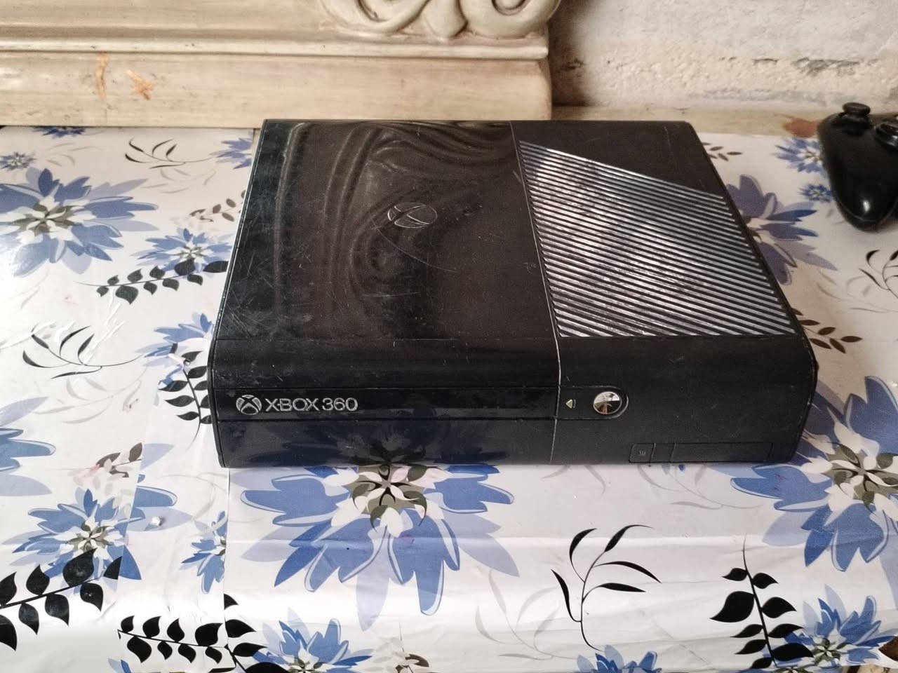 السلام عليكم... اكس بوكس 360 E
جهاز نضيف كلش.. مفتوح للتنضيف فقط.. 
يجي ويا جويستك عدد2 الاصليات مامبدلهن 
ويجي ويا هاردات اثنين 
كامل ملحقاته من فيش تلفاز او كابل HDMI
بي هواي العاب كل هارد بي تقريبا 50 لعبه... يعني المجمع 100 وفوگ.  
الجهاز معتني بي على أيدي ماهامله ابد... مامصلح كتلكم بس اني فتحته بأيدي للتنضيف فقط 

الجهاز رايده ب 150 وبي مجال حگ الجيه
مكاني بابل الحله بأبو غرق متواجد فيس... رقمي *********** بي واتساب
