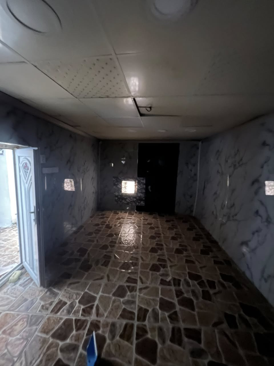 بيت ارضي في محله السوامره يحتوي علا ثلاث غرف نوم وصاله وخدمات وسطح متكامل كلشي بي جاهز بس جيب غراضك وكعد  للاستفسار ***********
